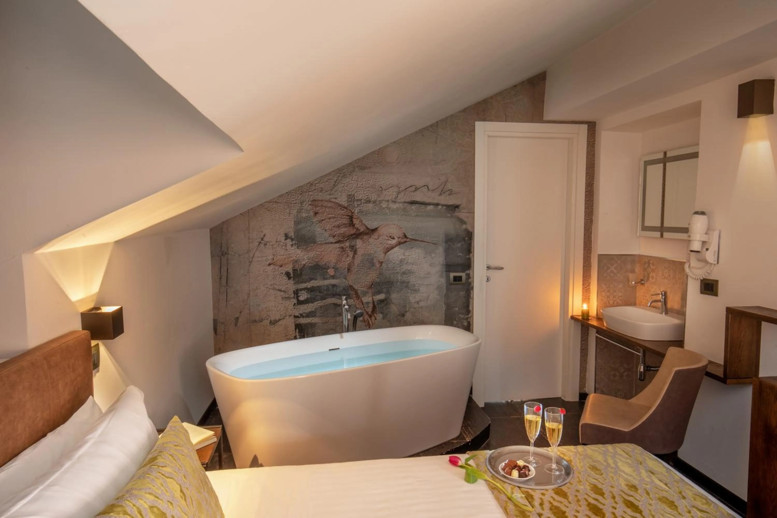 Bath, Bed in Navona Essence Hotel