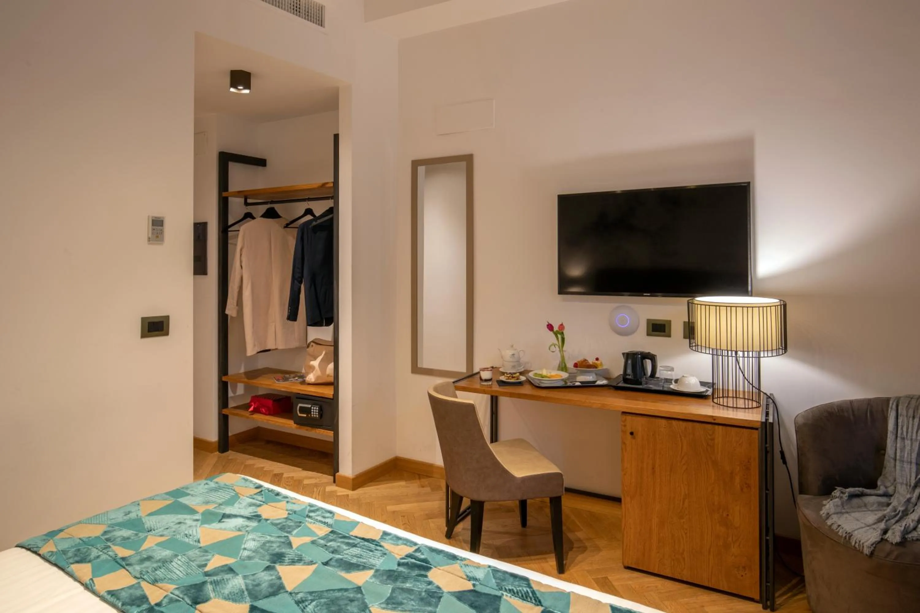 Coffee/tea facilities, Bed in Navona Essence Hotel