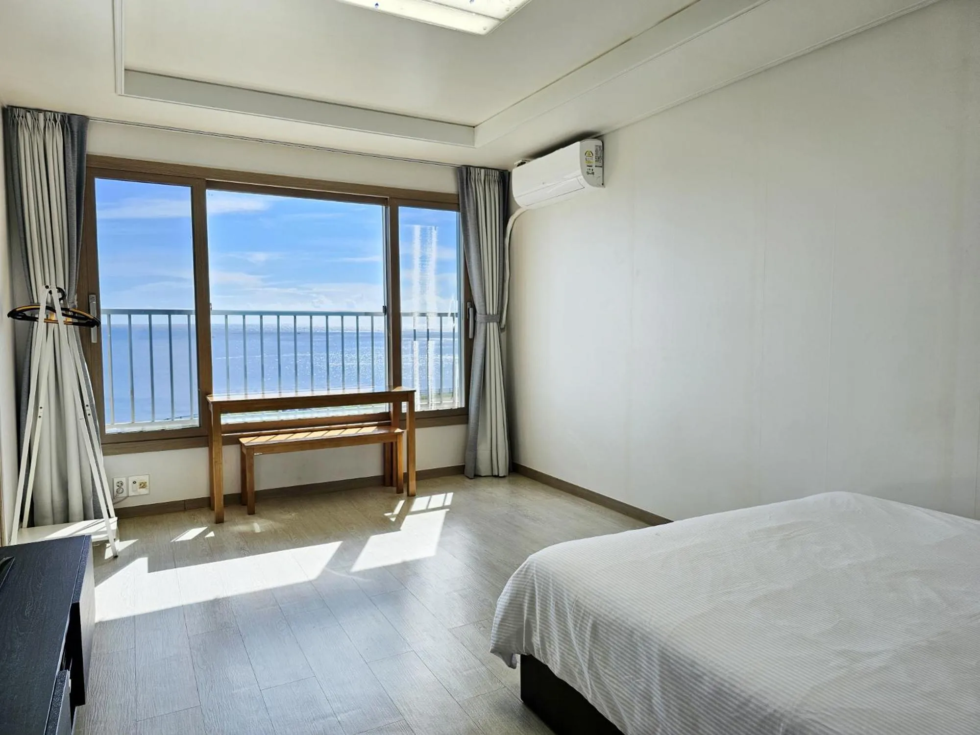 Bed in Seongsan Morning Sunset