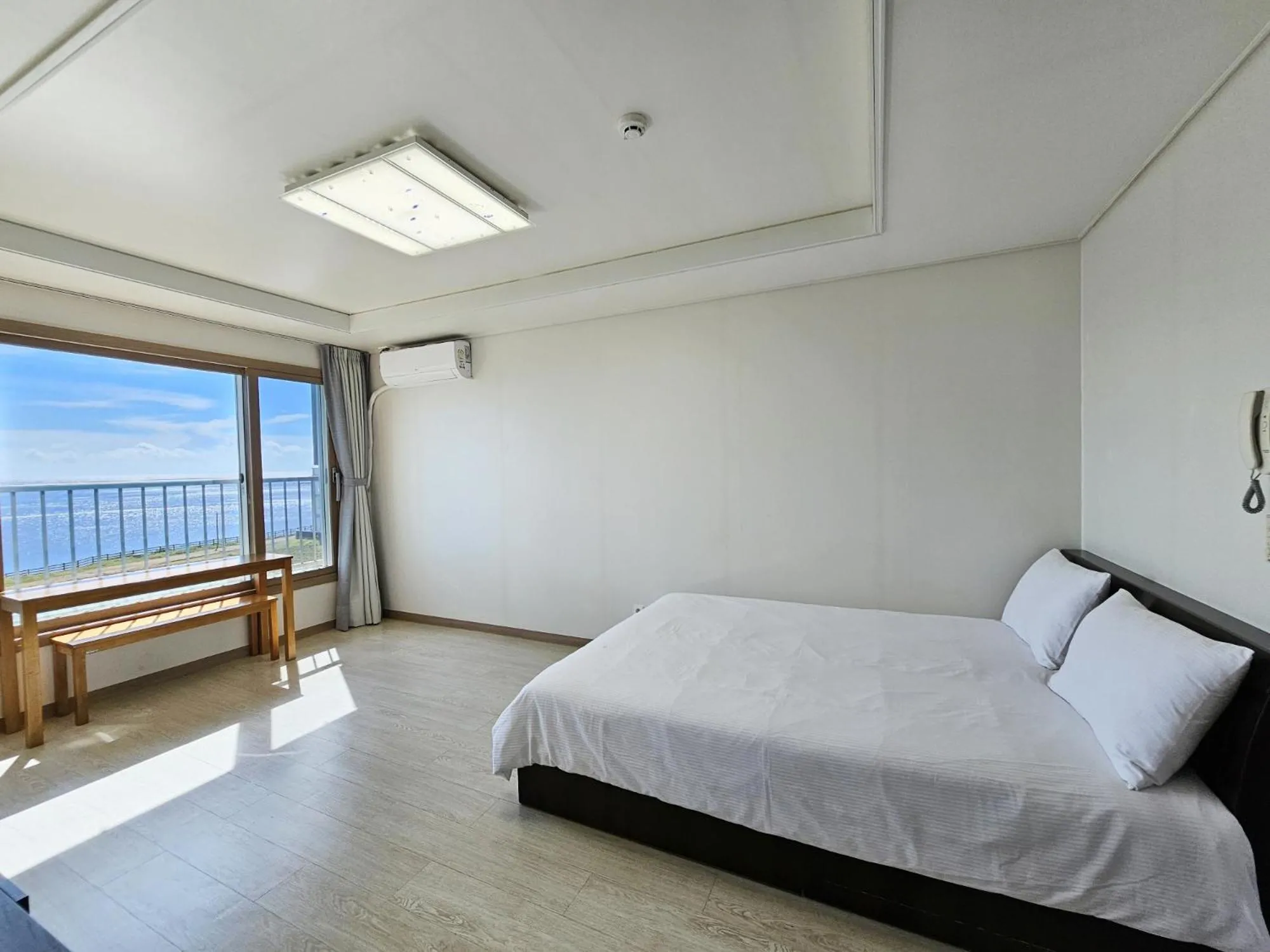 Bed in Seongsan Morning Sunset