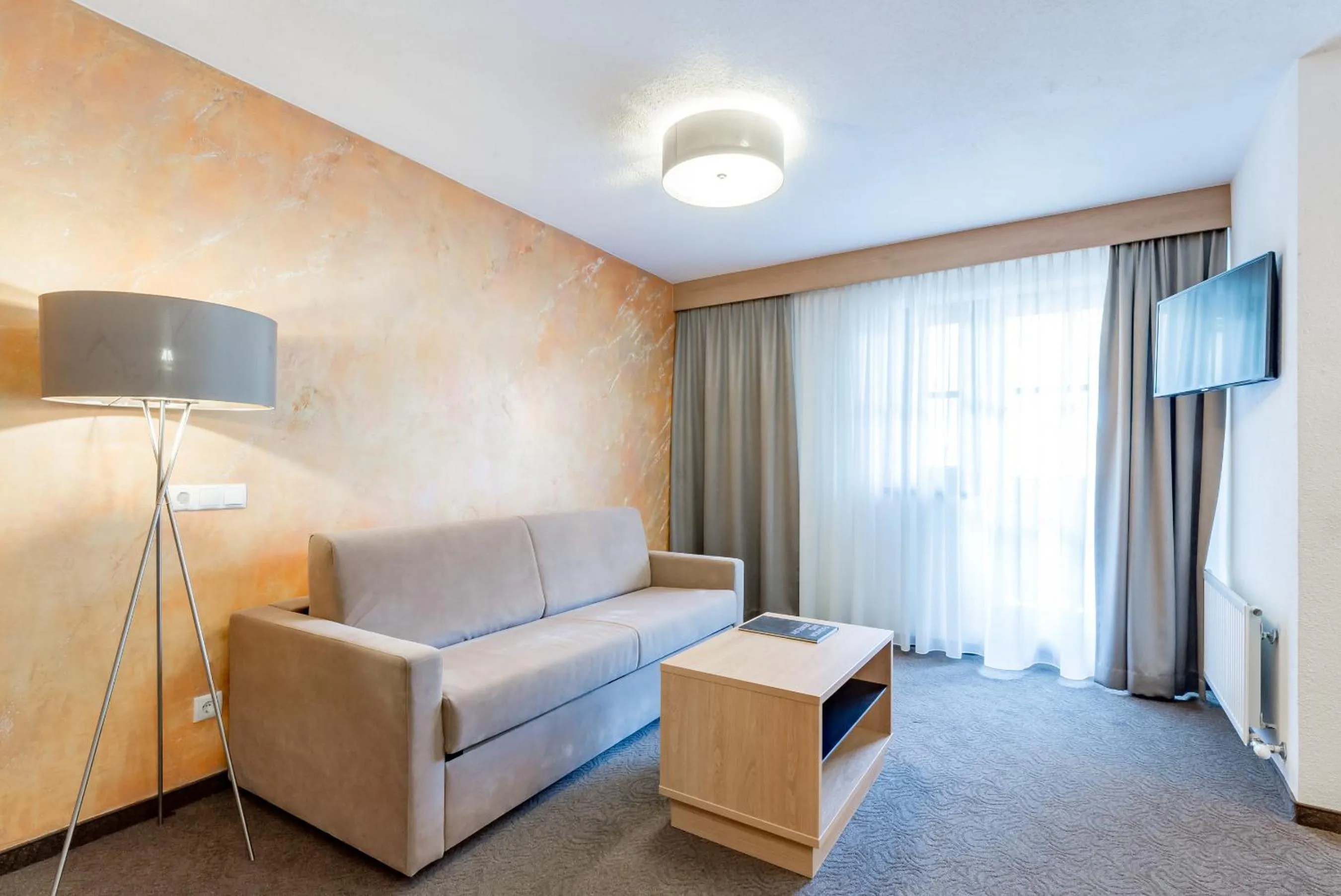 Photo of the whole room in Riders In