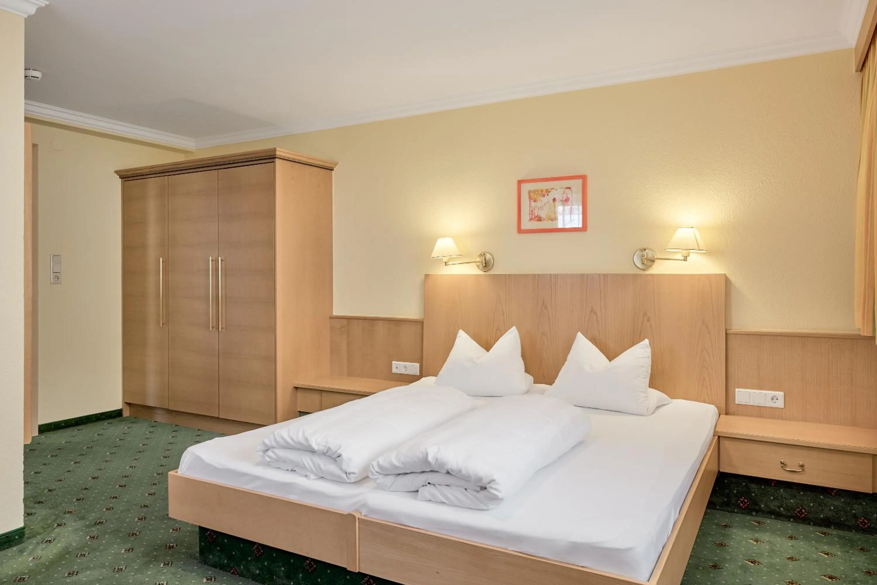 Photo of the whole room, Bed in Riders In