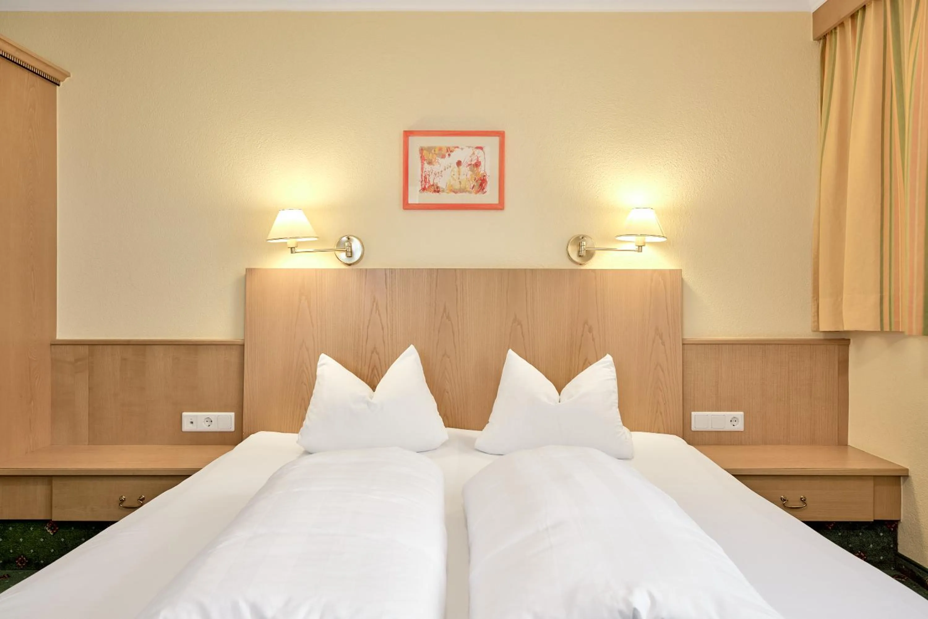 Photo of the whole room, Bed in Riders In