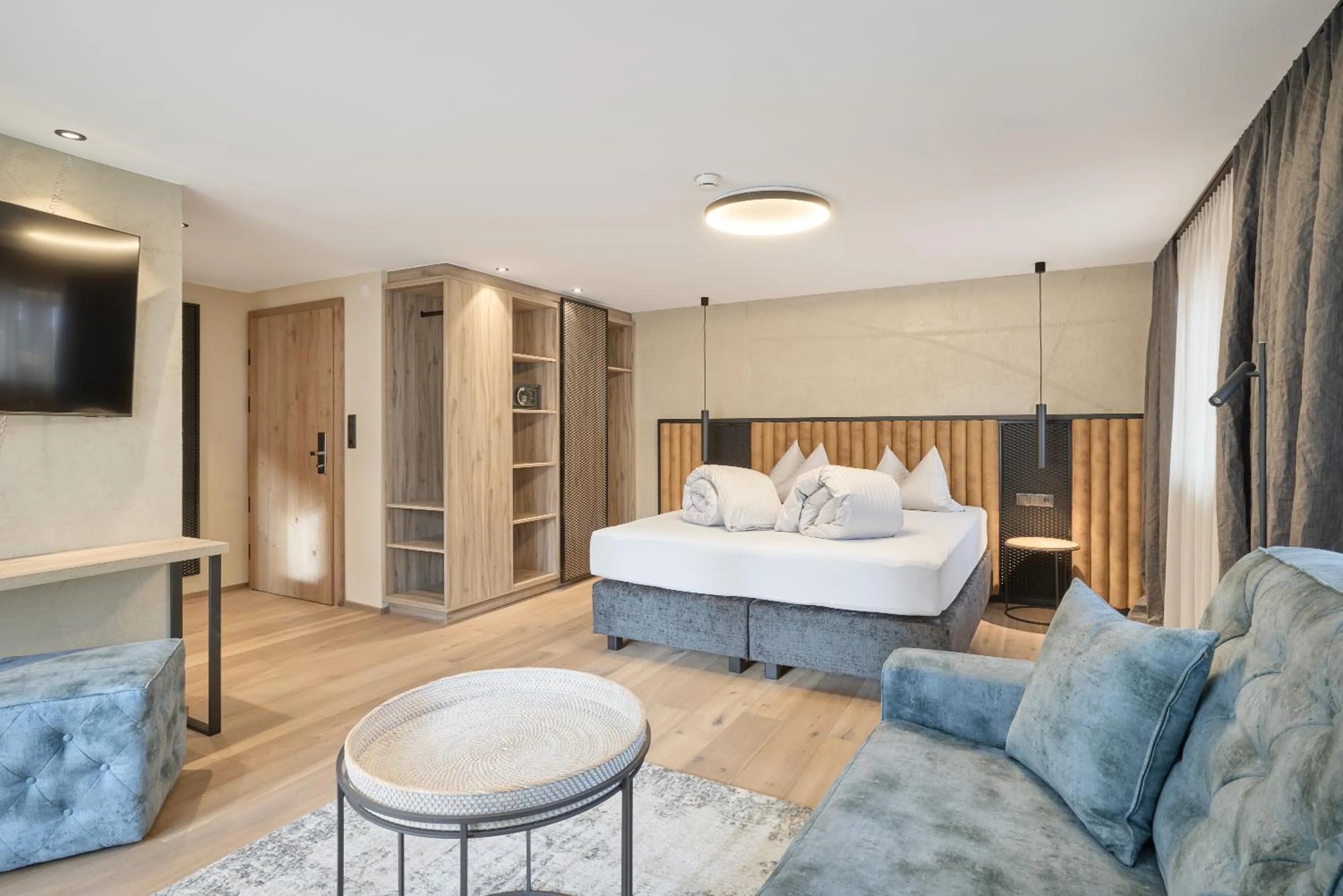 Photo of the whole room, Bed in Riders In