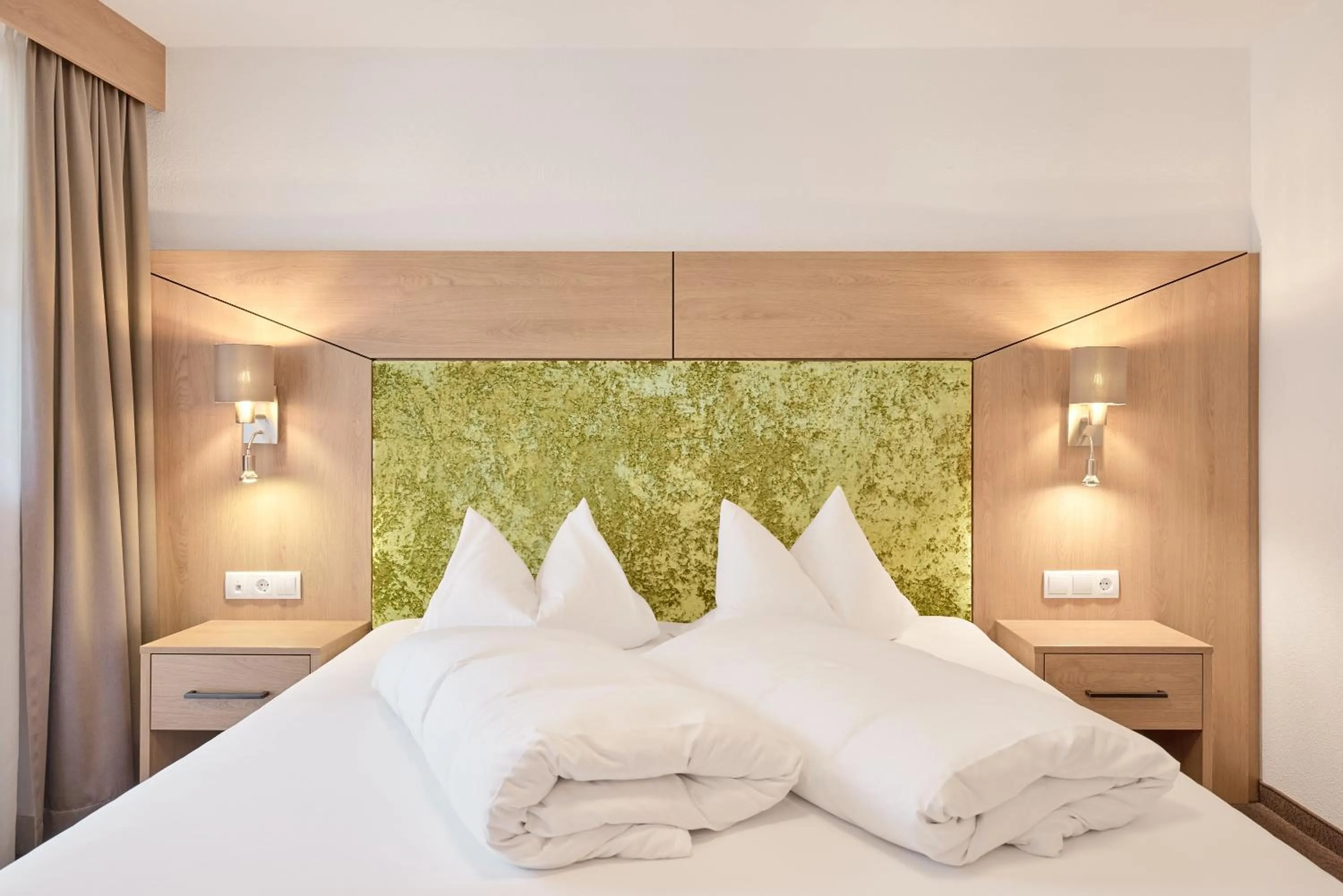 Photo of the whole room, Bed in Riders In