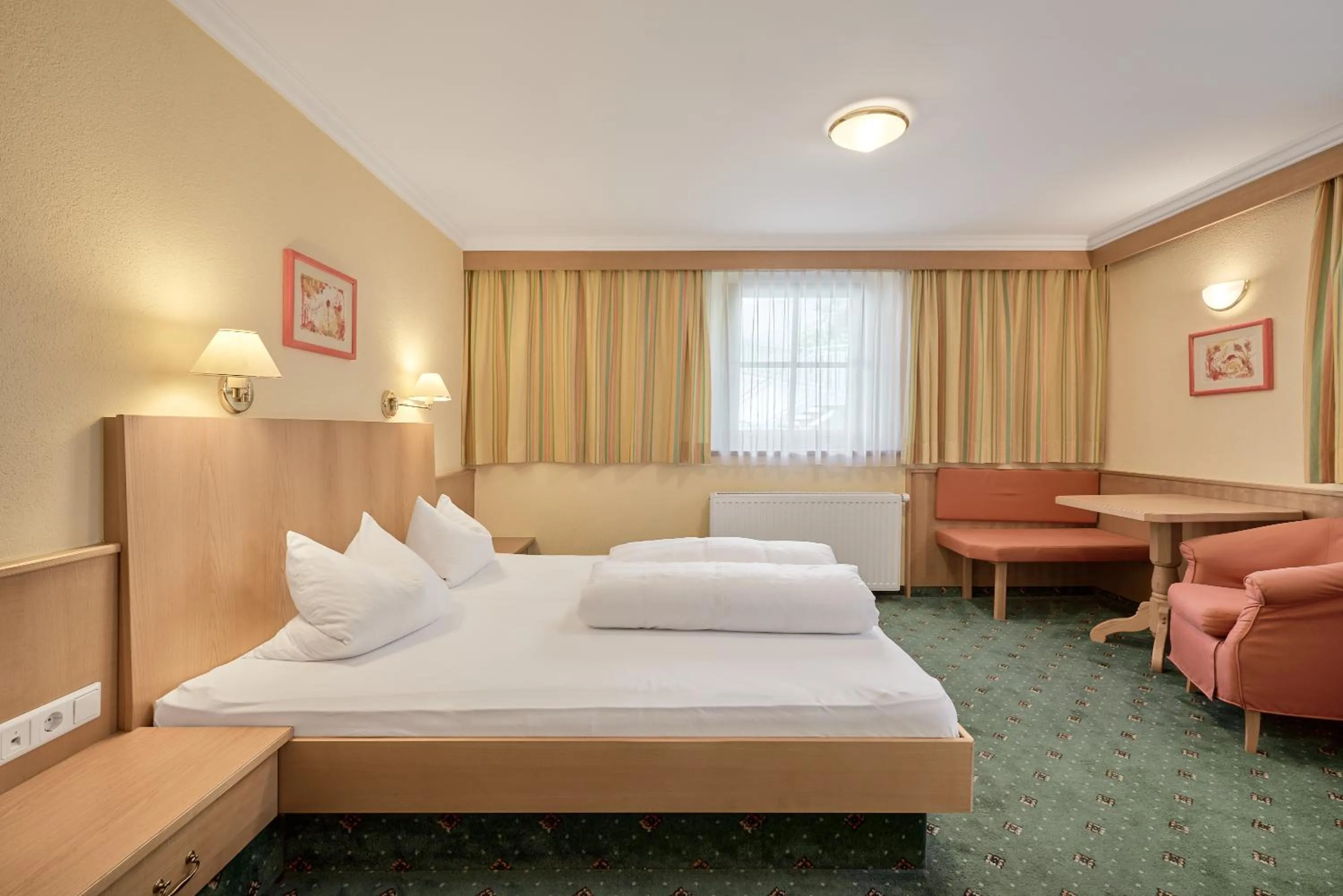 Photo of the whole room, Bed in Riders In