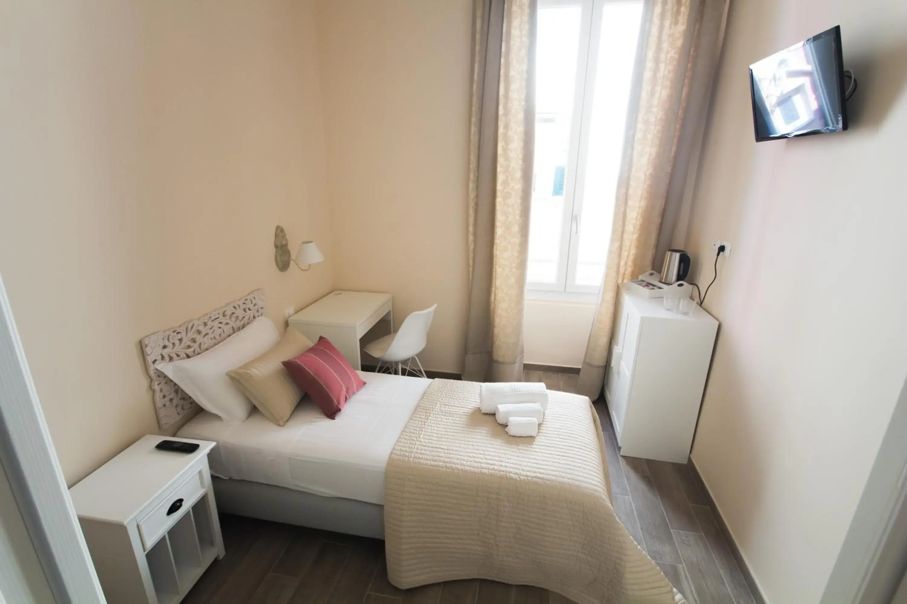 Photo of the whole room, Bed in Emily Rooms Photo of the whole room, Bed in Emily Rooms