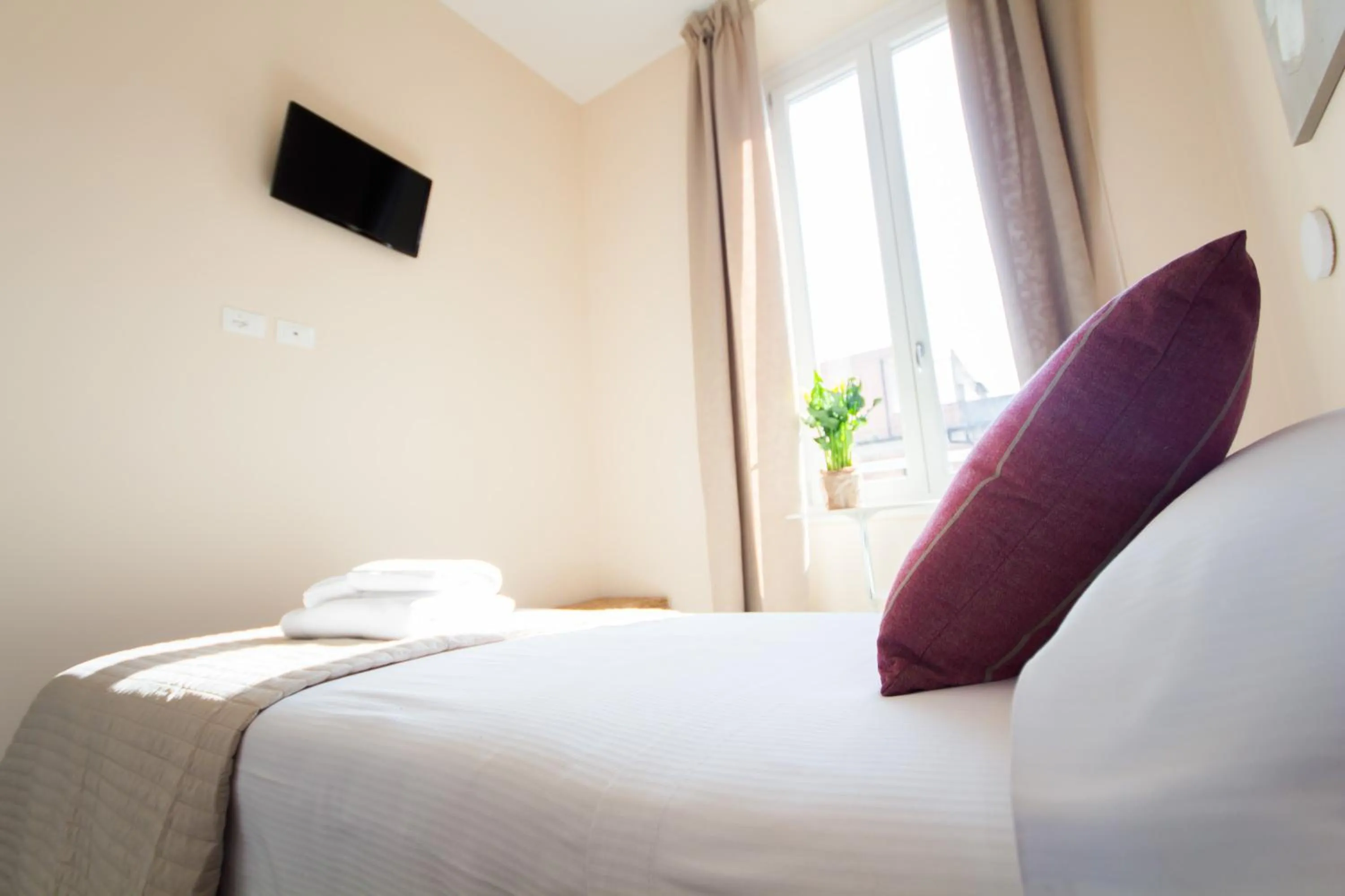 Photo of the whole room, Bed in Emily Rooms