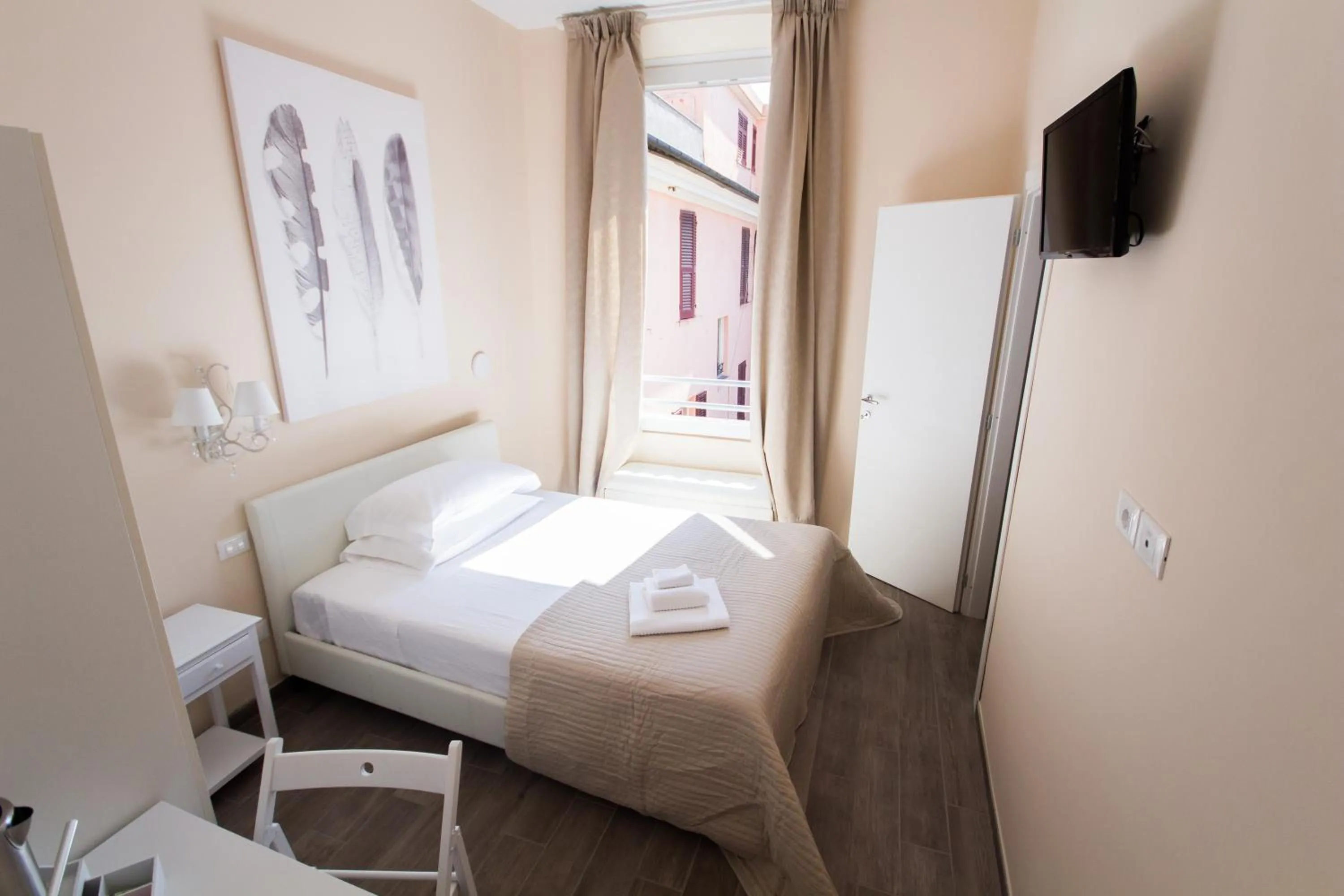 Photo of the whole room, Bed in Emily Rooms