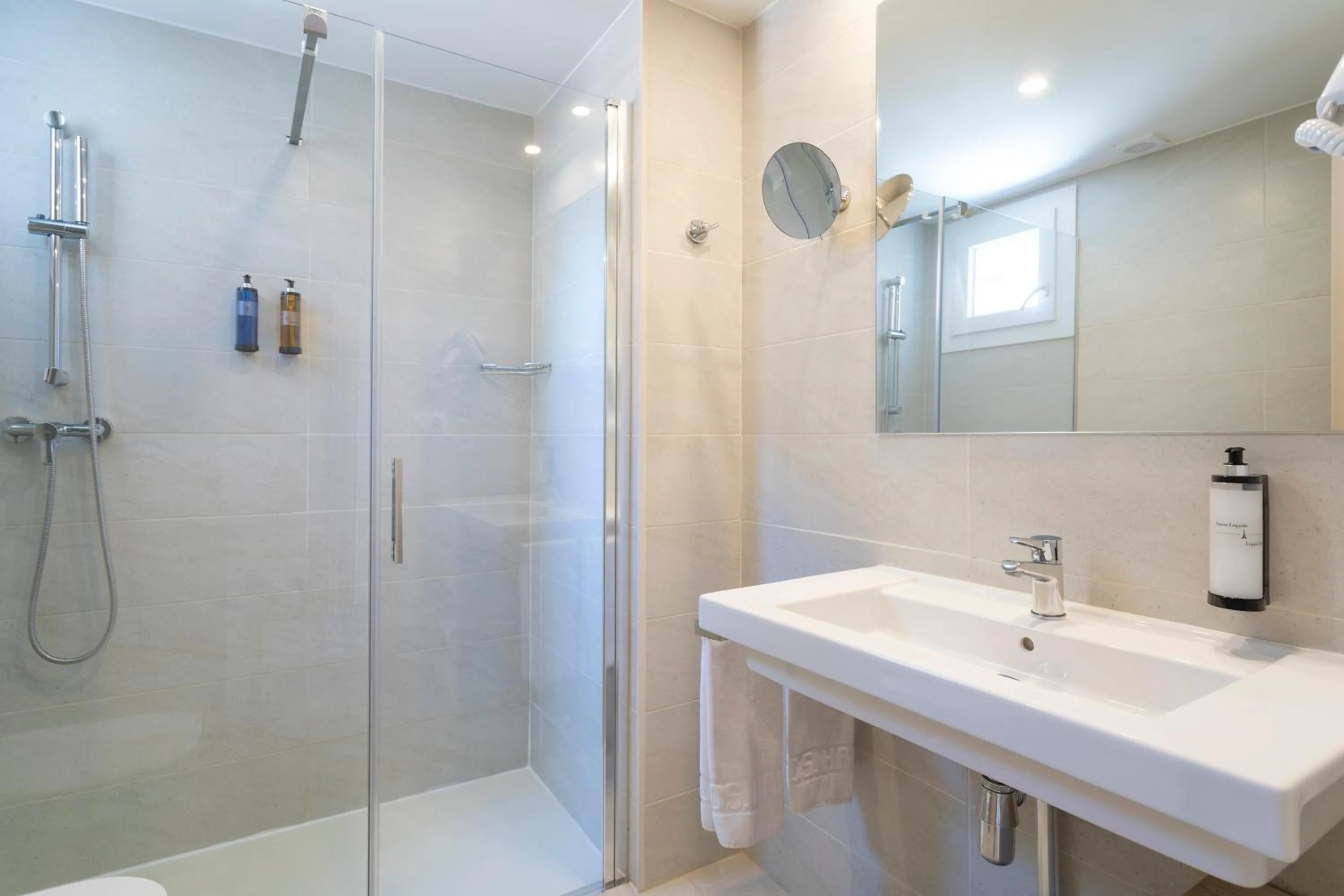 Shower in Halley Hotel & Apartments Affiliated by Meliá