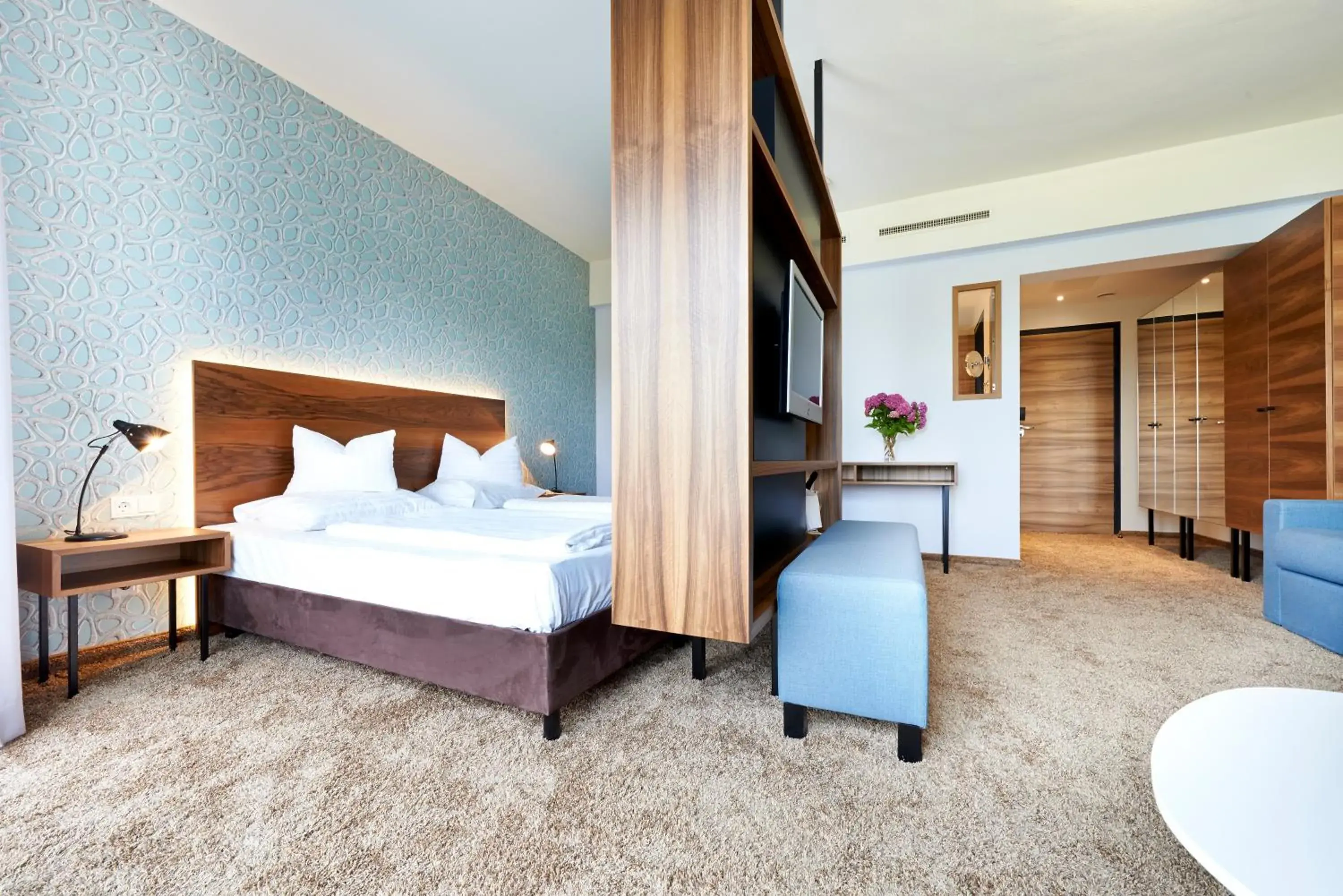 Living room, Bed in Parkhotel Pörtschach - Das Hotelresort mit Insellage am Wörthersee Living room, Bed in Parkhotel Pörtschach - Das Hotelresort mit Insellage am Wörthersee