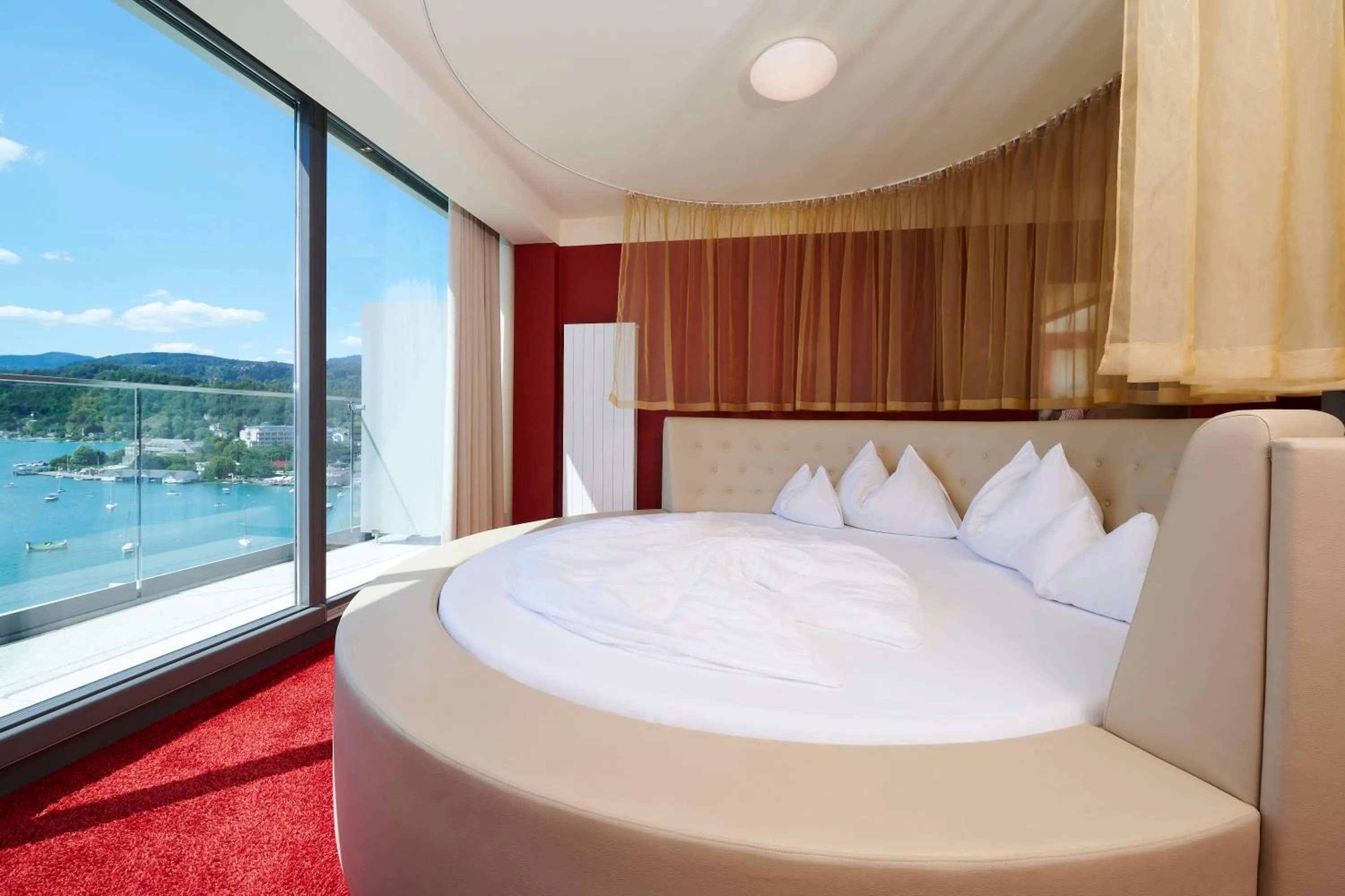 Lake view, Bed in Parkhotel Pörtschach - Das Hotelresort mit Insellage am Wörthersee