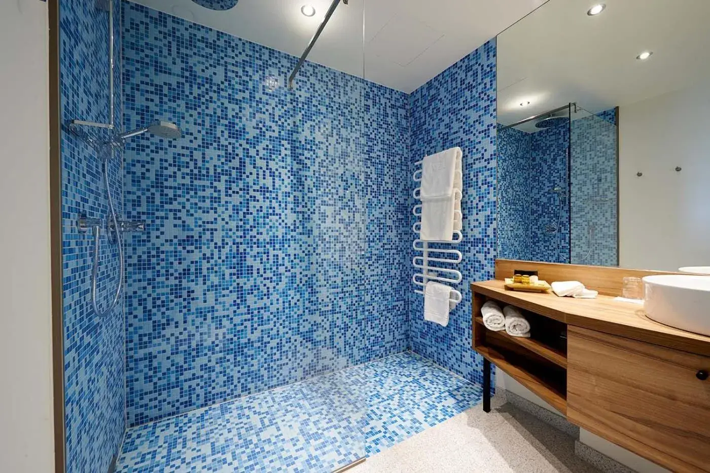 Shower, Bed in Parkhotel Pörtschach - Das Hotelresort mit Insellage am Wörthersee Shower, Bed in Parkhotel Pörtschach - Das Hotelresort mit Insellage am Wörthersee