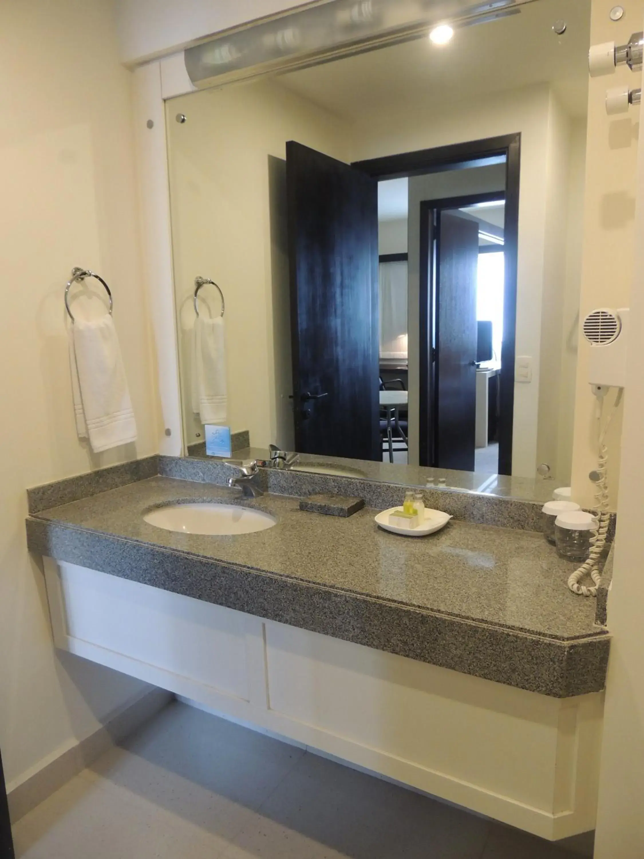 Bathroom in Quality Suites Alphaville Bathroom in Quality Suites Alphaville