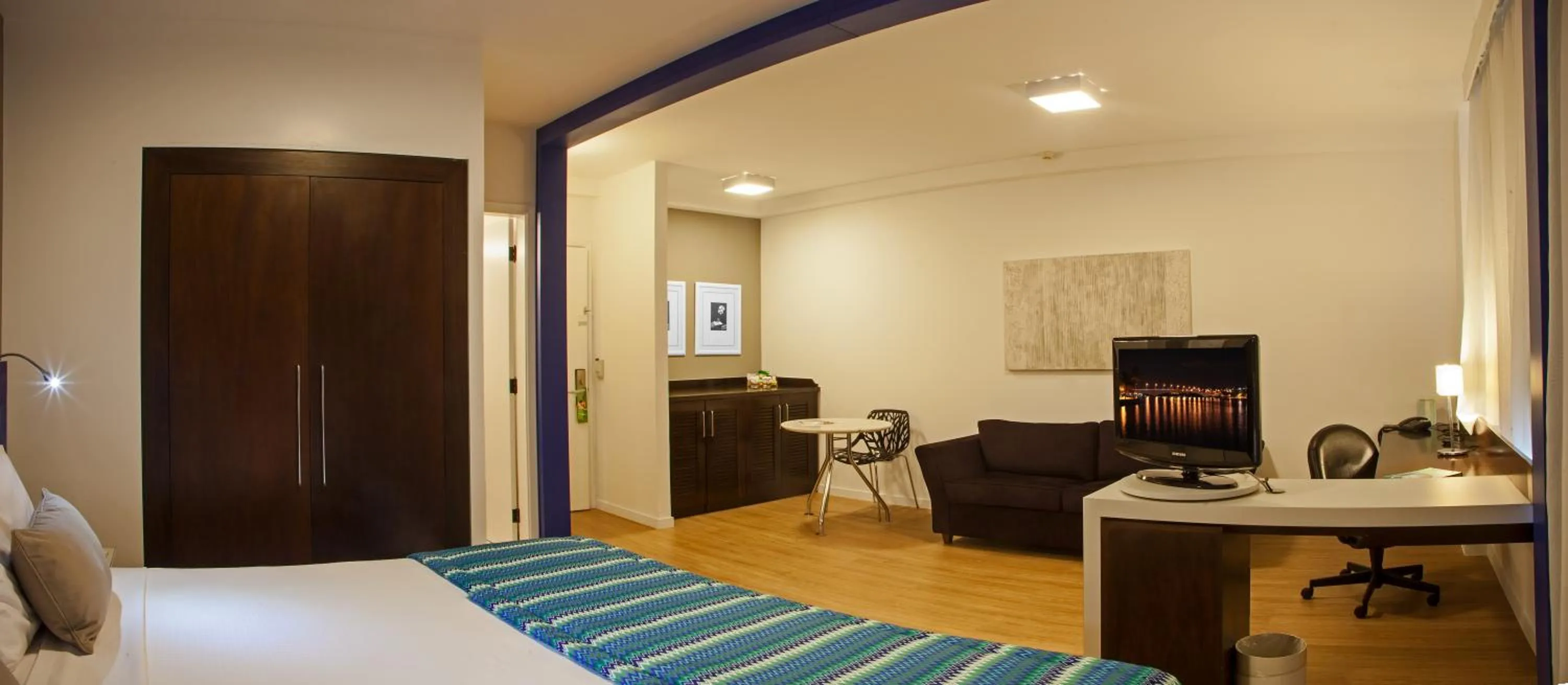 Photo of the whole room, Bed in Quality Suites Alphaville