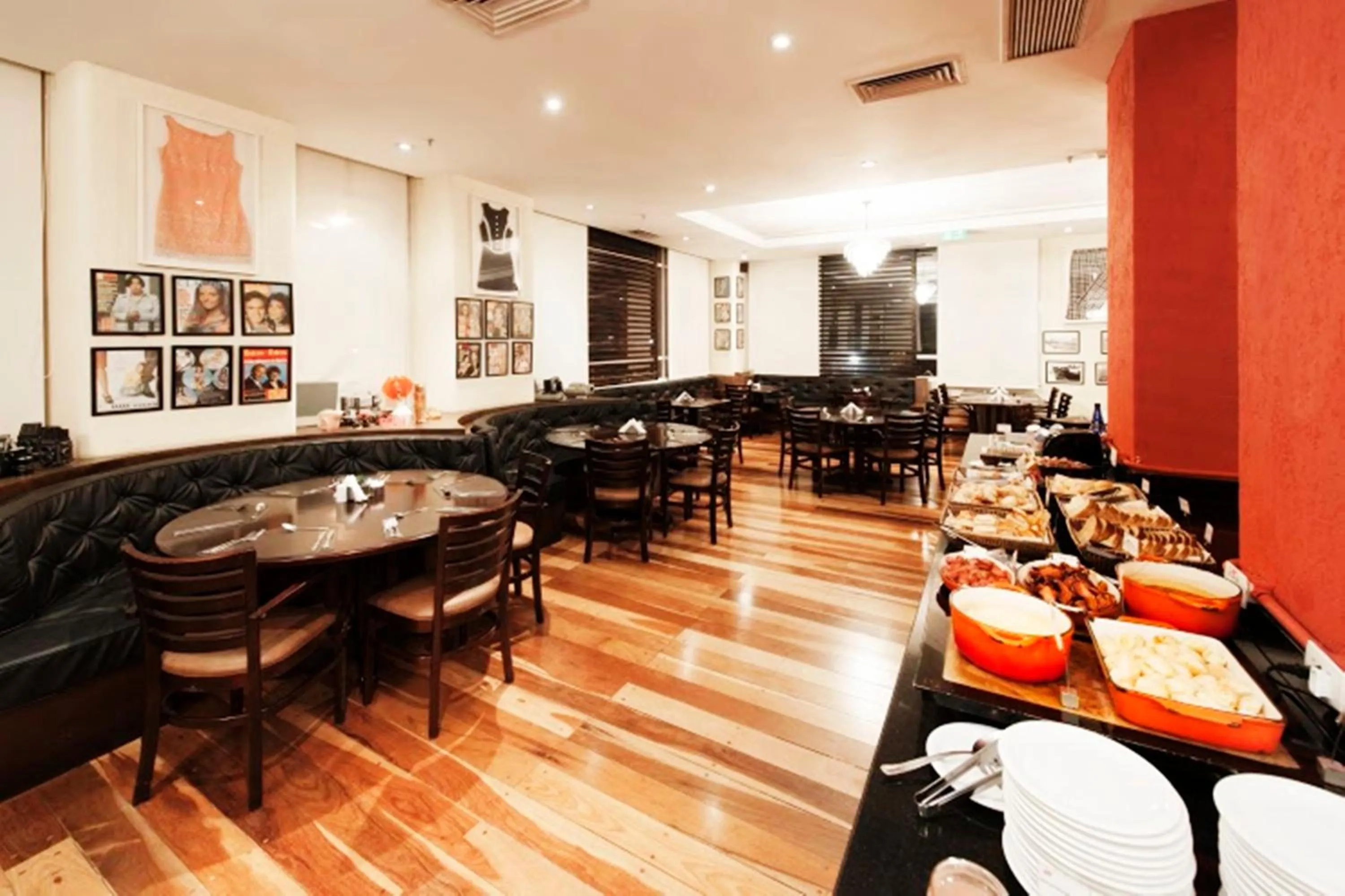 Restaurant/places to eat in Quality Suites Alphaville