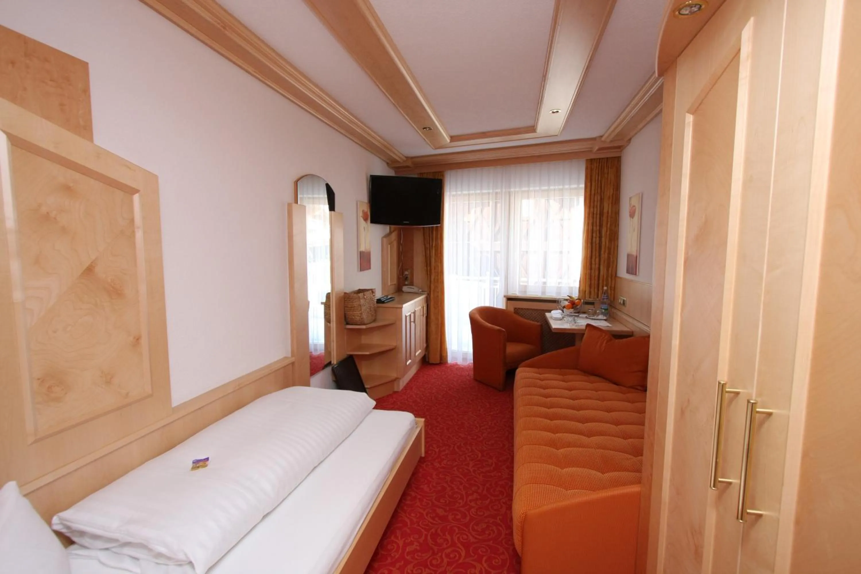 Photo of the whole room, Bed in Alphotel Garni Salner