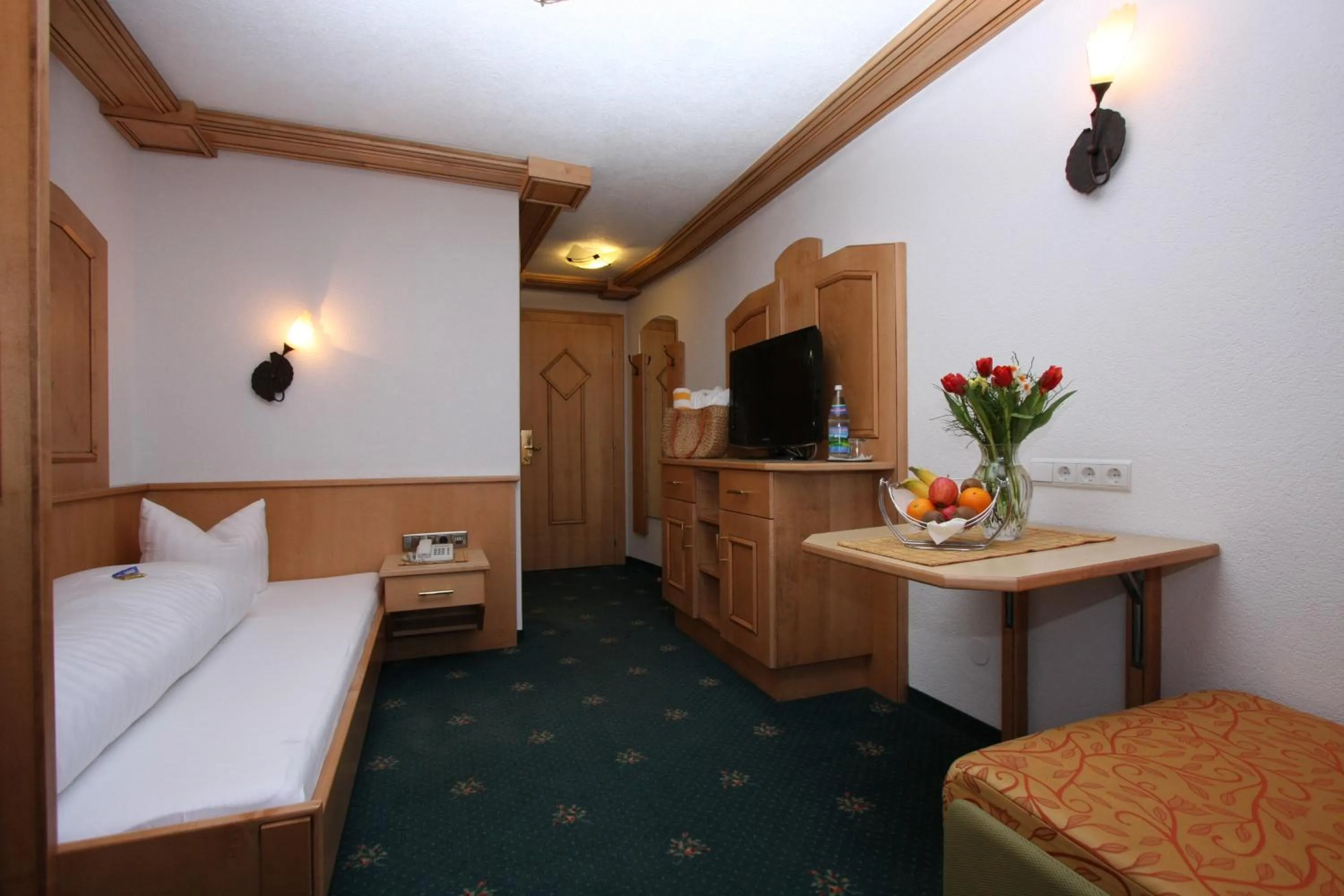 Photo of the whole room, Bed in Alphotel Garni Salner