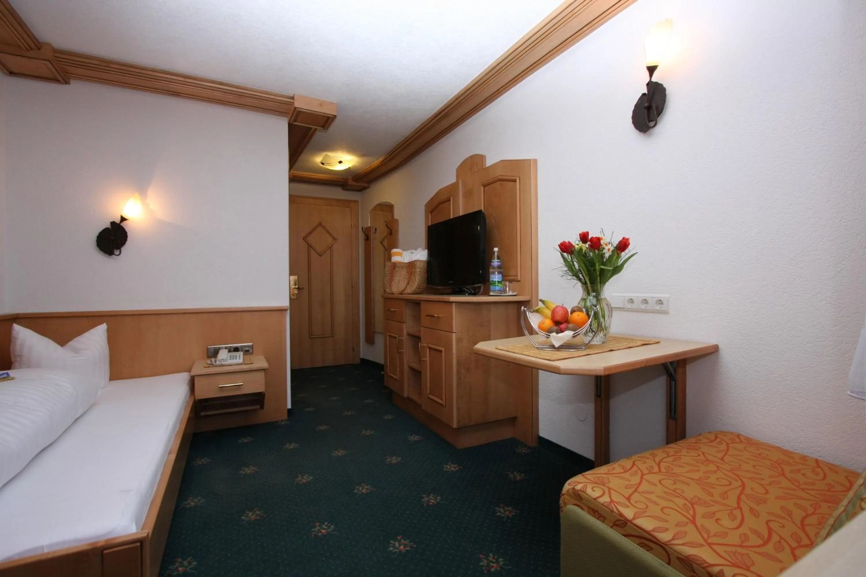 Photo of the whole room, Bed in Alphotel Garni Salner