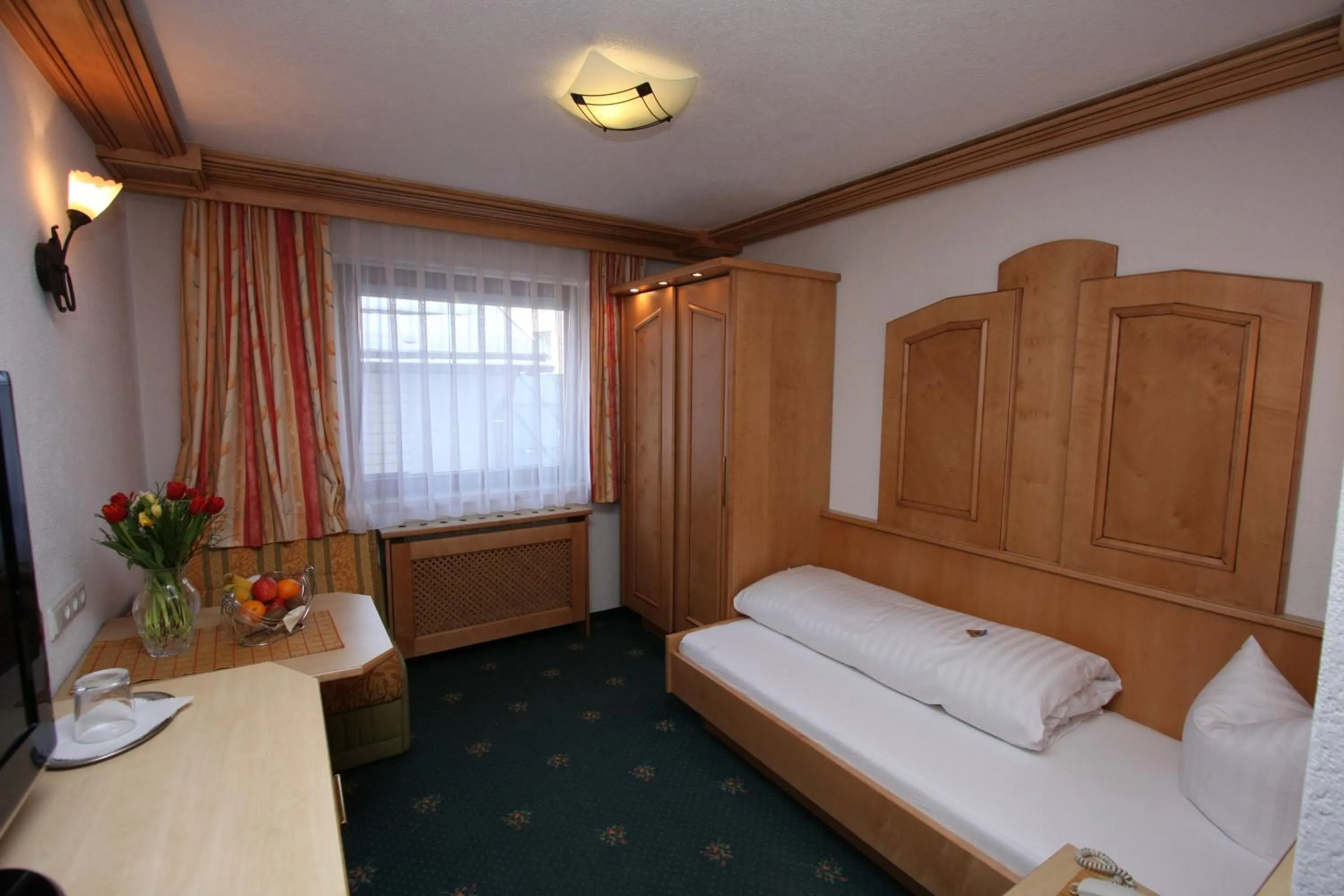 Photo of the whole room, Bed in Alphotel Garni Salner