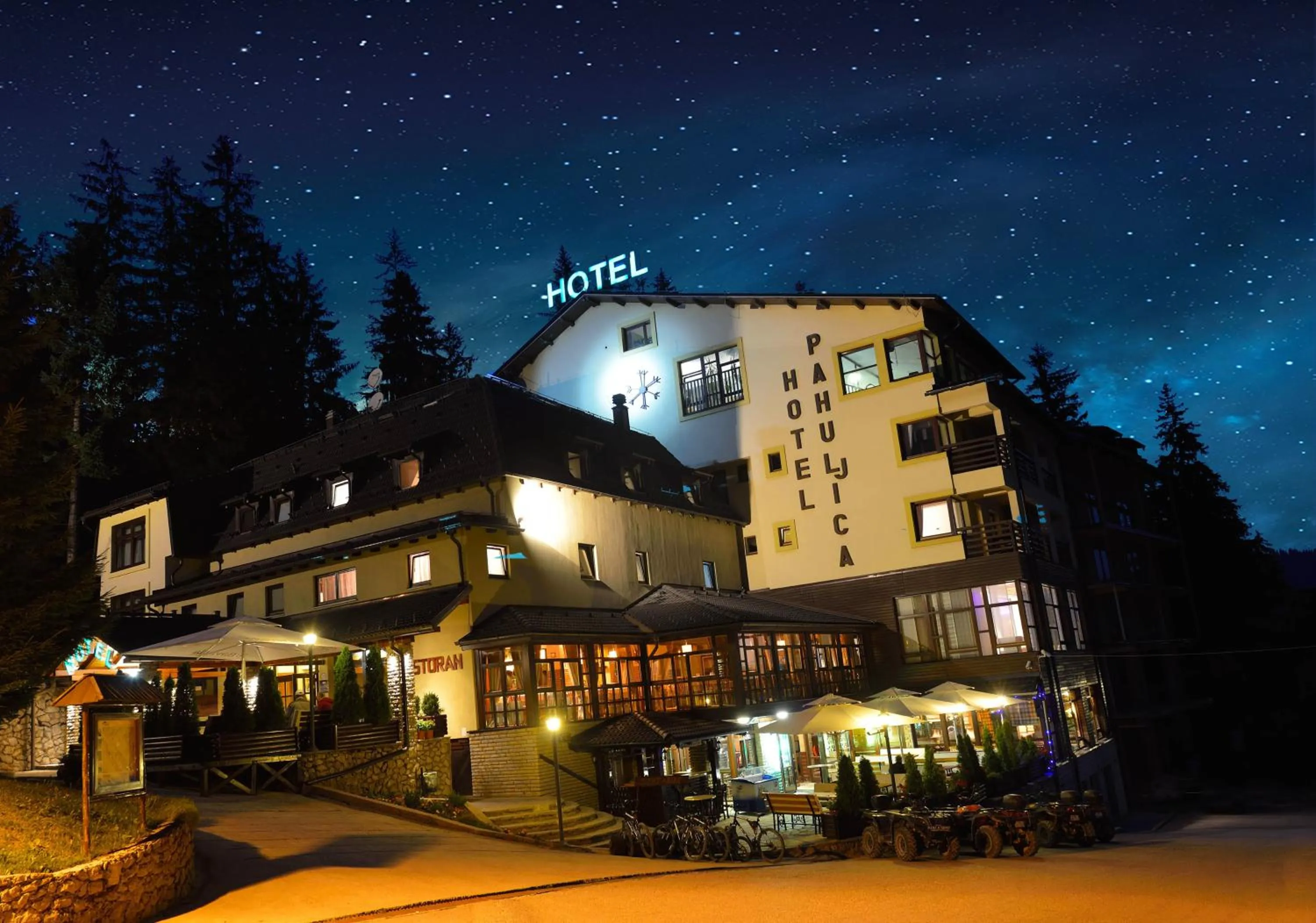 Facade/entrance in Hotel Pahuljica
