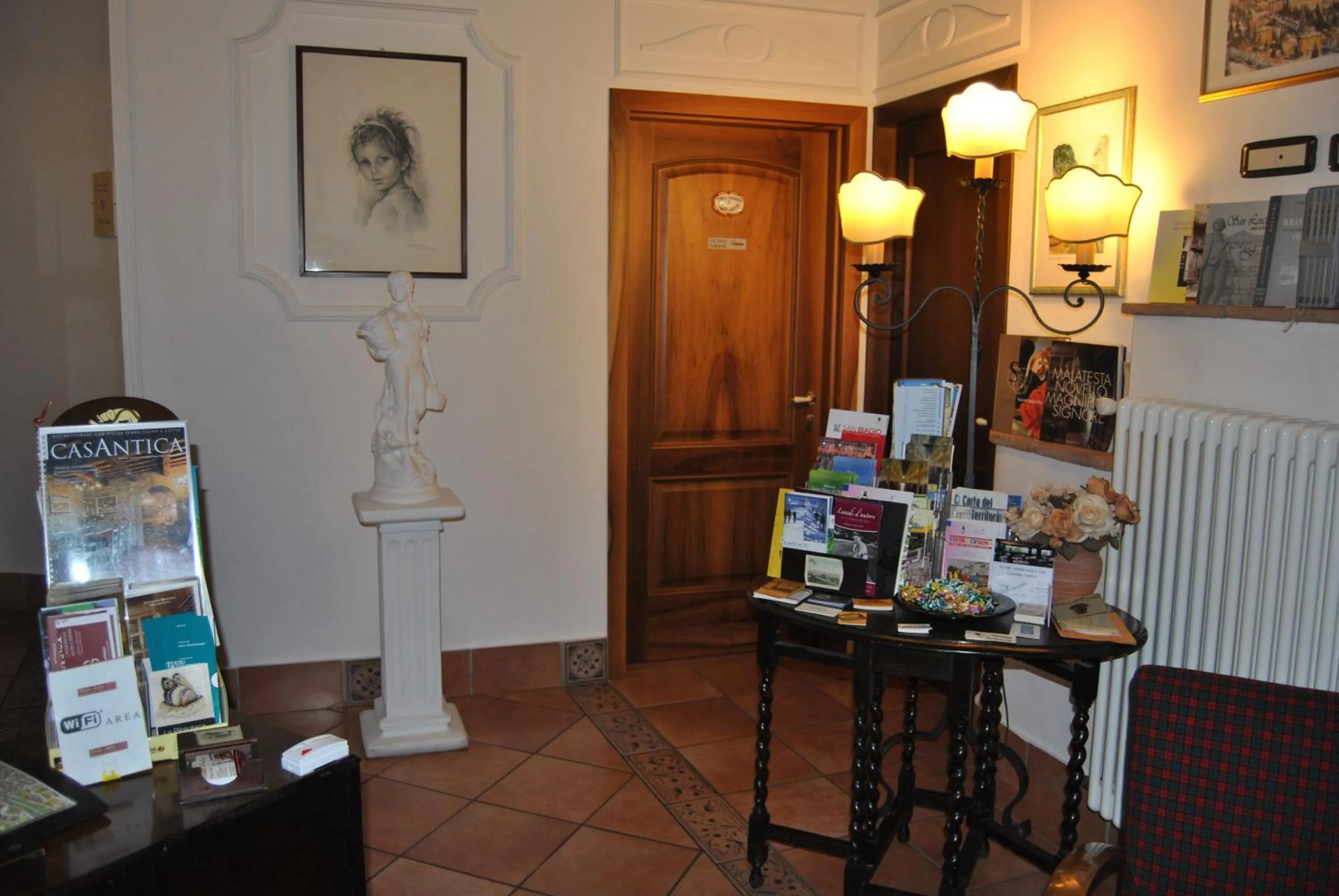 Decorative detail in Mondo Antico R&B