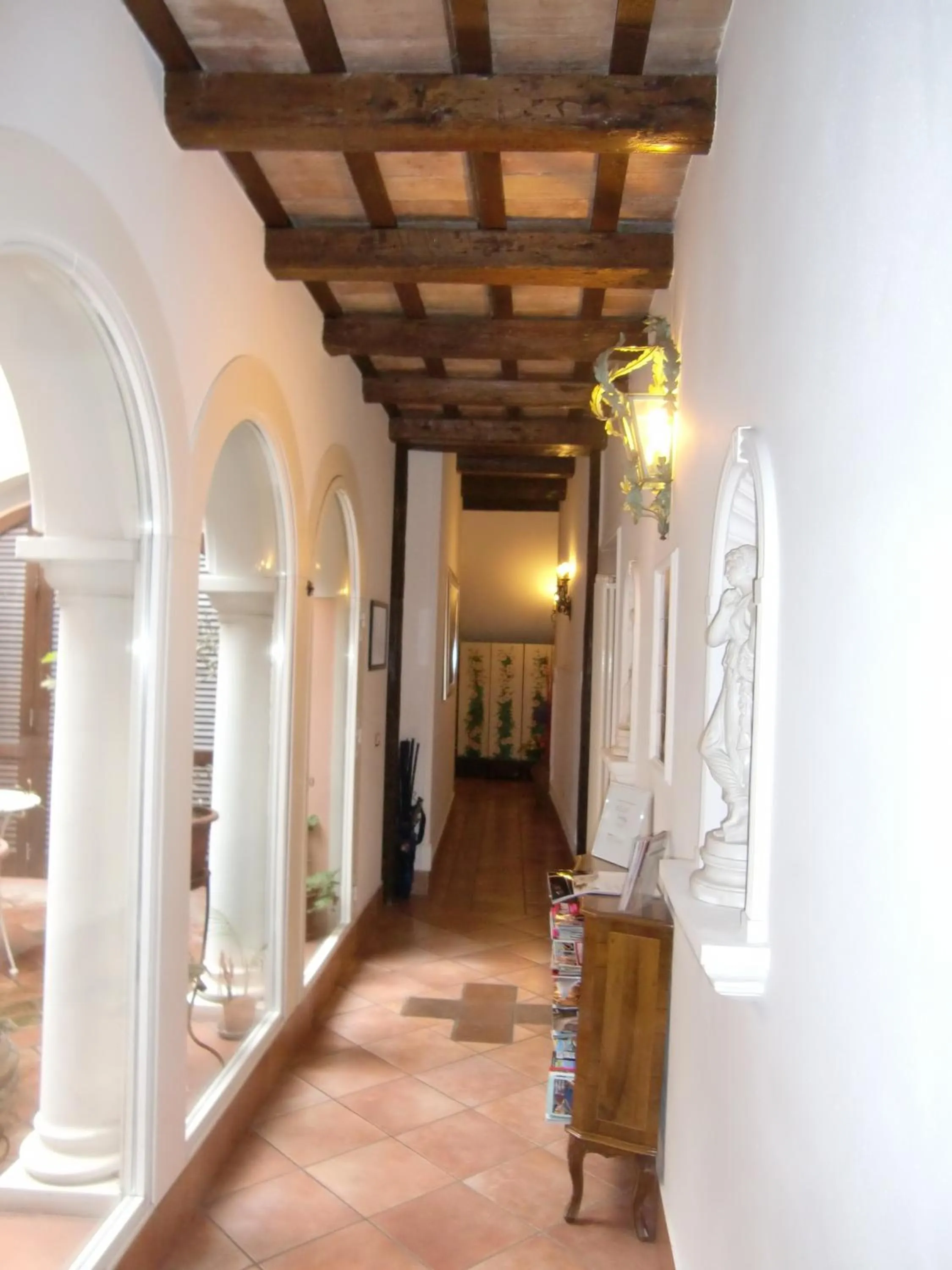 Decorative detail in Mondo Antico R&B