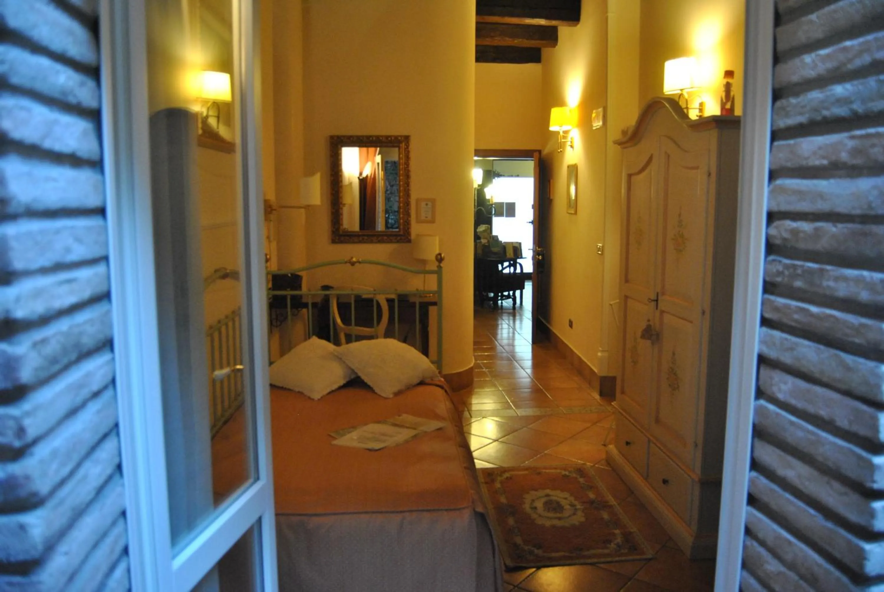 Decorative detail in Mondo Antico R&B