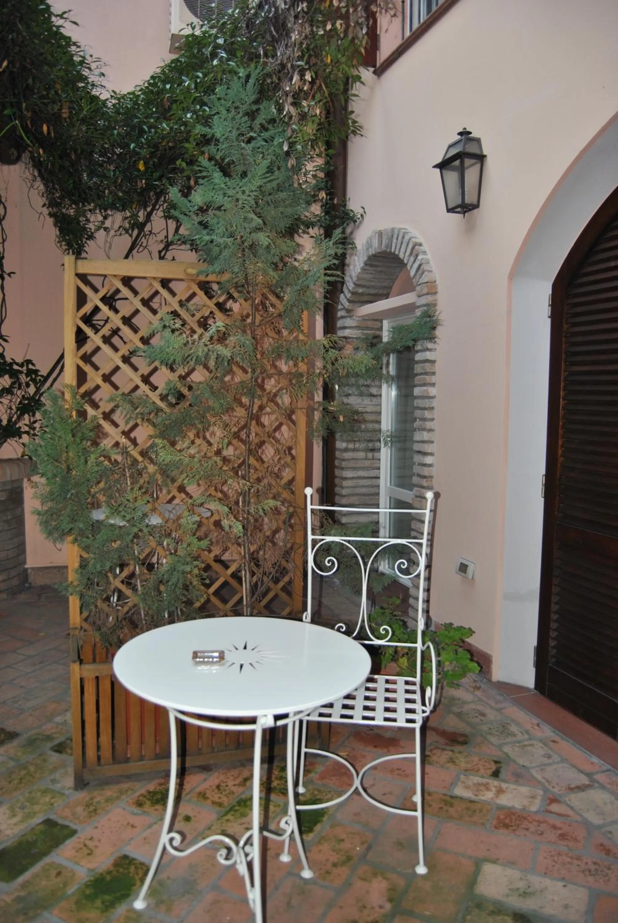 Facade/entrance in Mondo Antico R&B