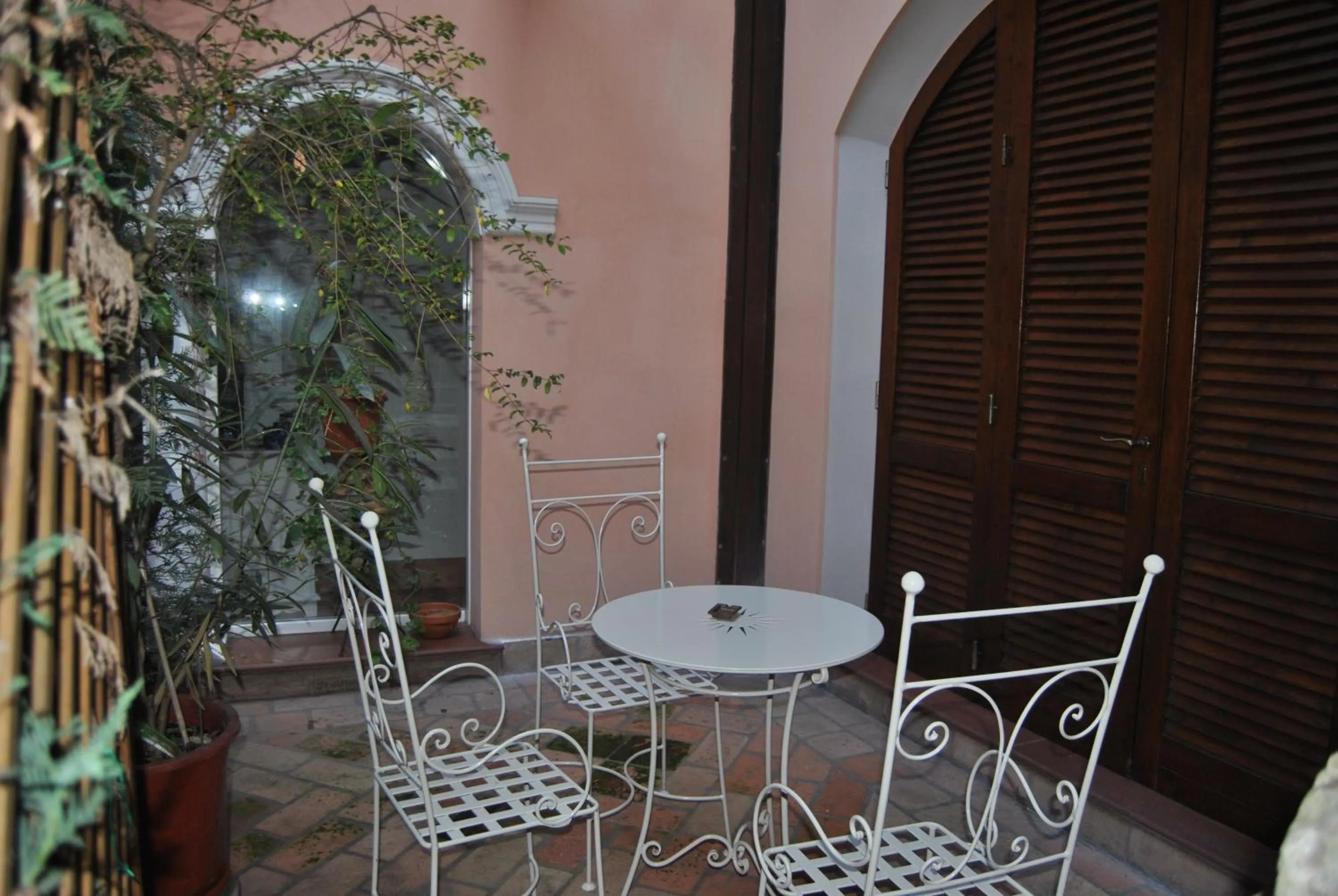 Garden in Mondo Antico R&B