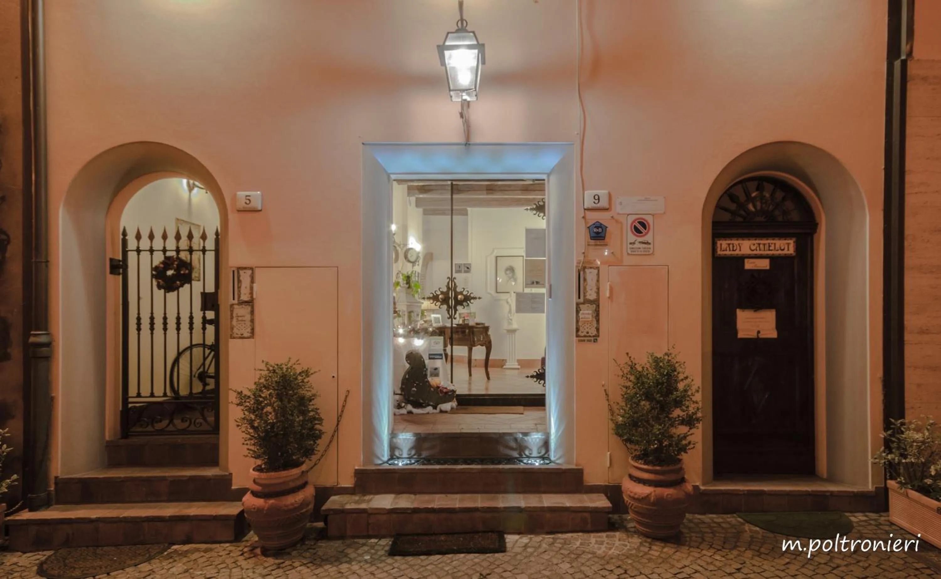 Facade/entrance in Mondo Antico R&B