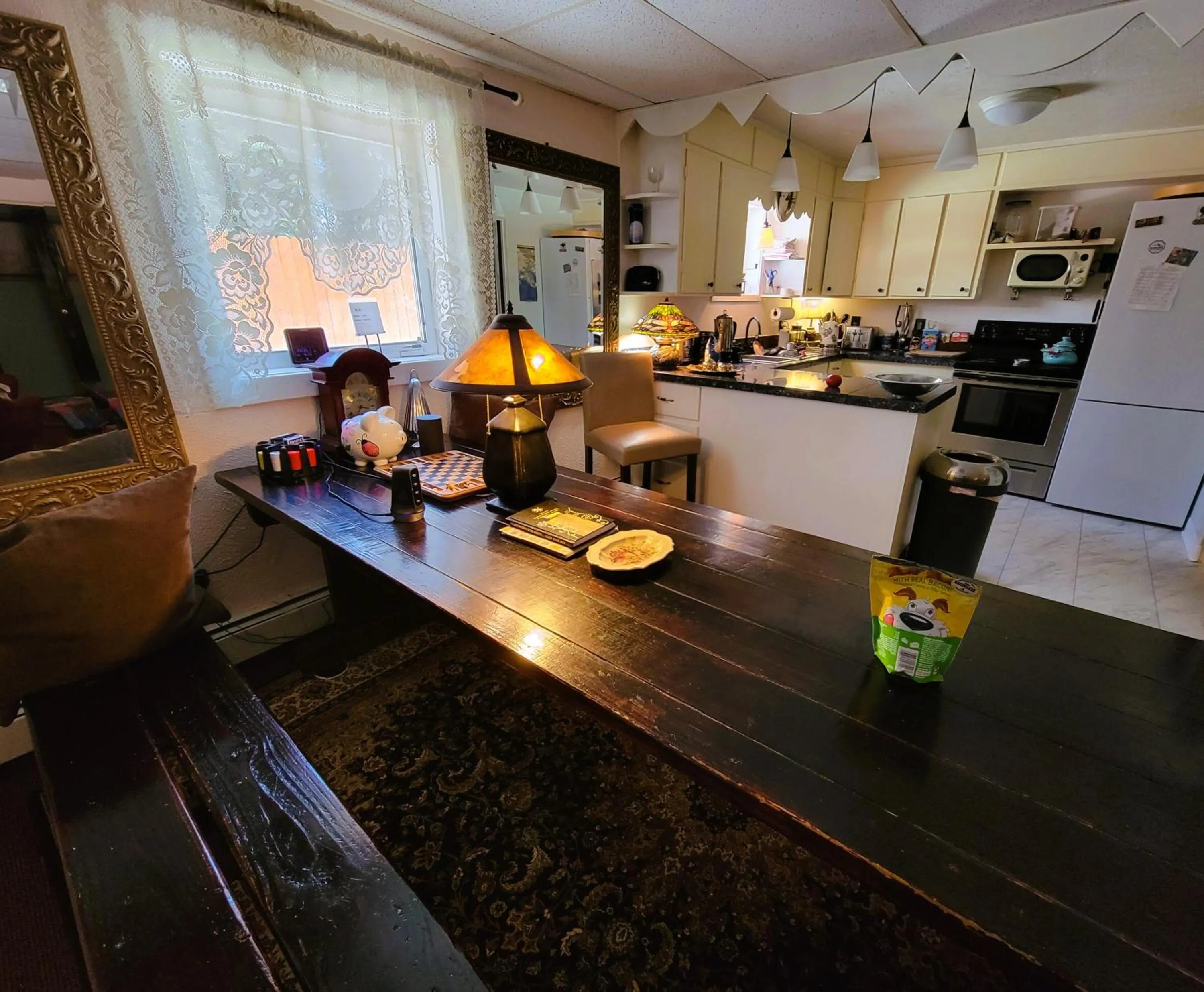 Dining area in Billie's Backpackers Hostel