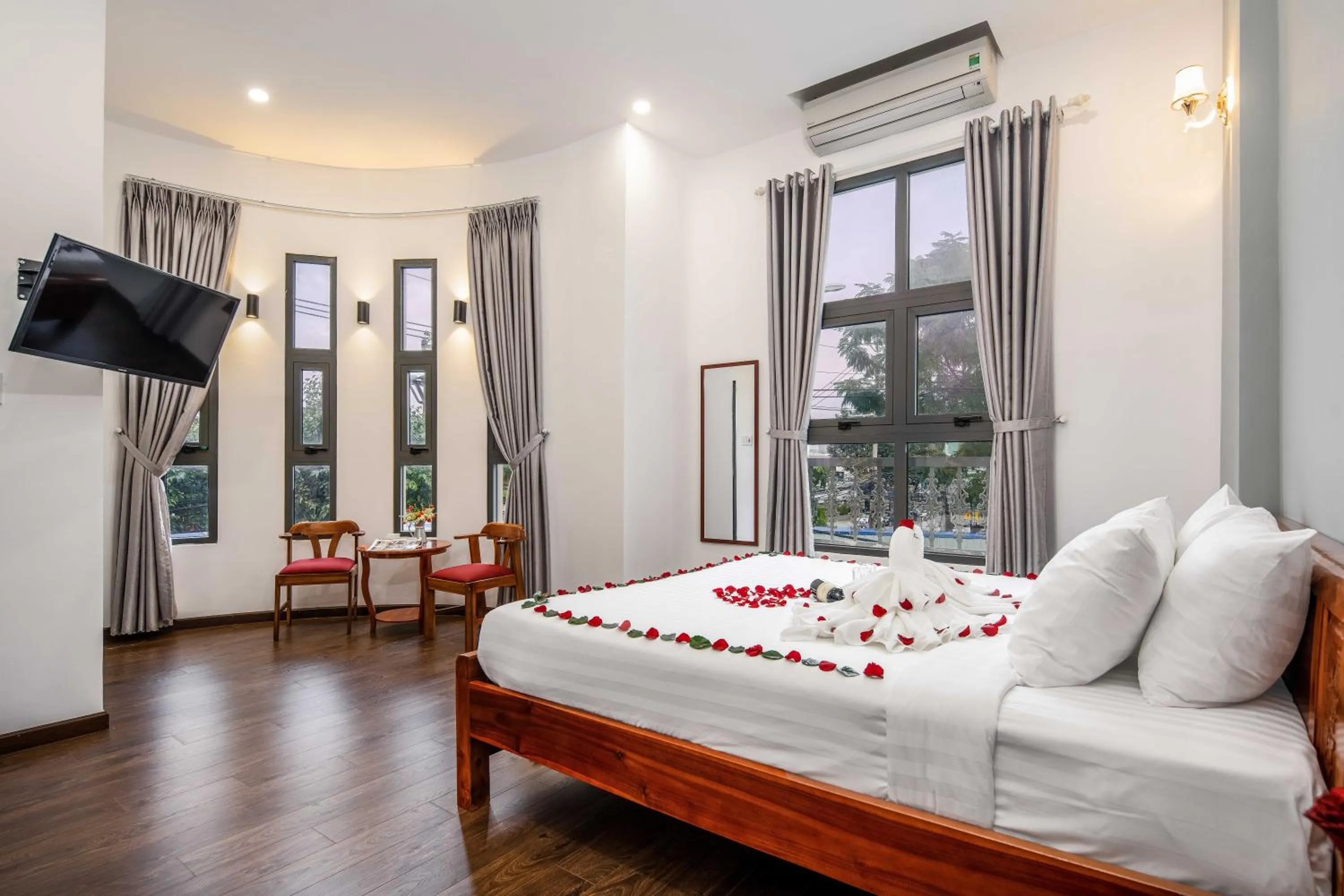 Photo of the whole room, Bed in Bamboo Hotel