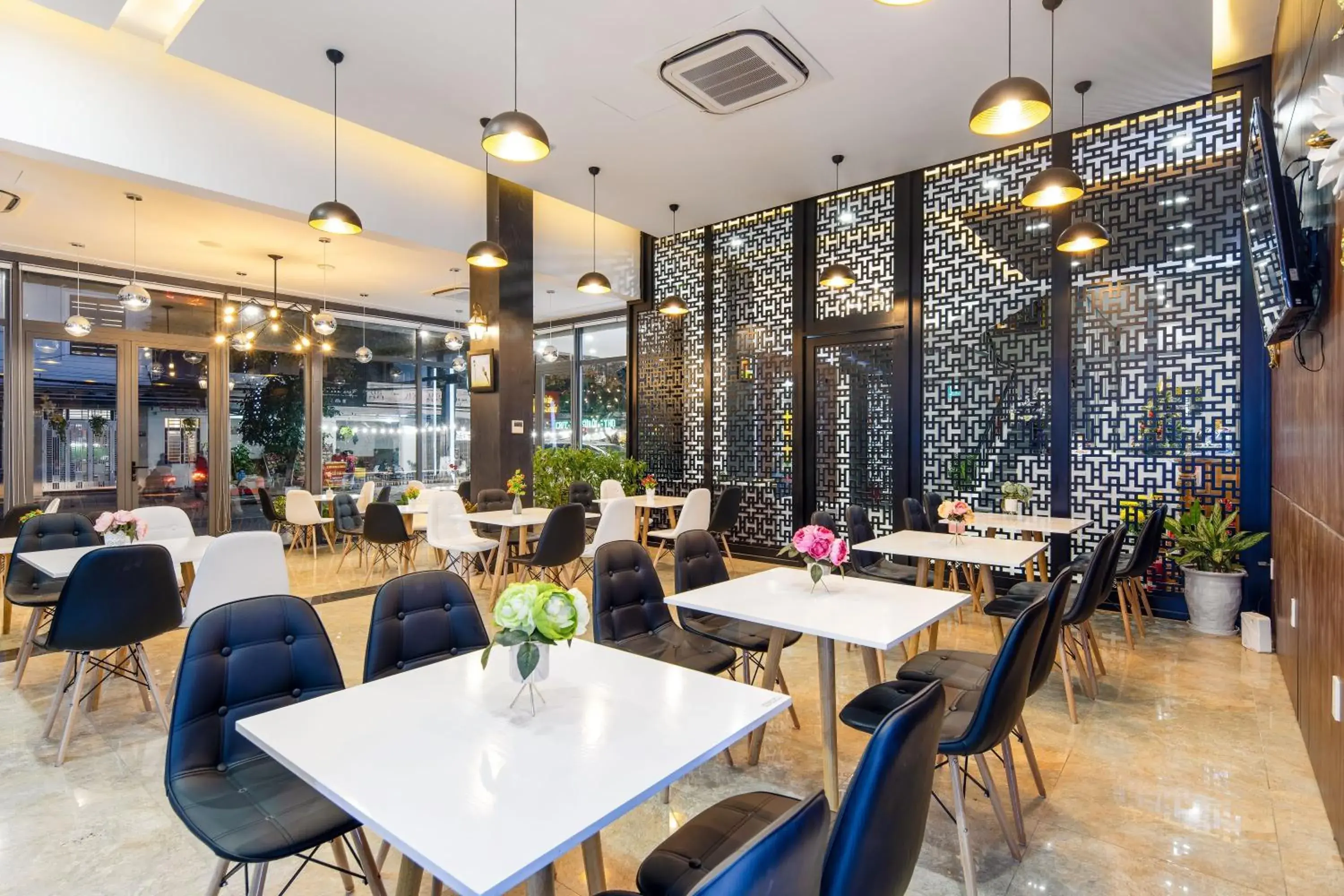 Restaurant/places to eat in Bamboo Hotel Restaurant/places to eat in Bamboo Hotel