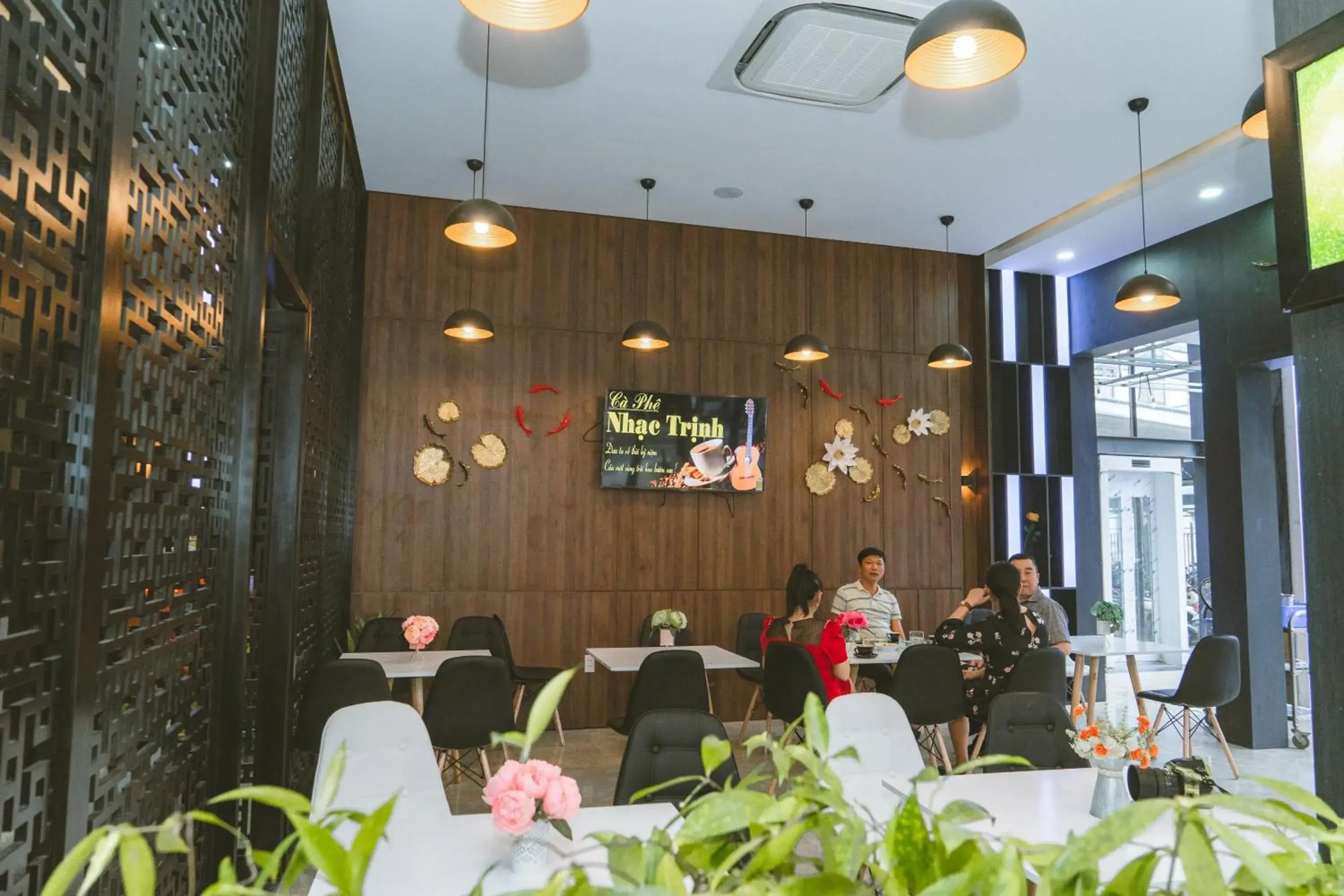 Restaurant/places to eat in Bamboo Hotel Restaurant/places to eat in Bamboo Hotel