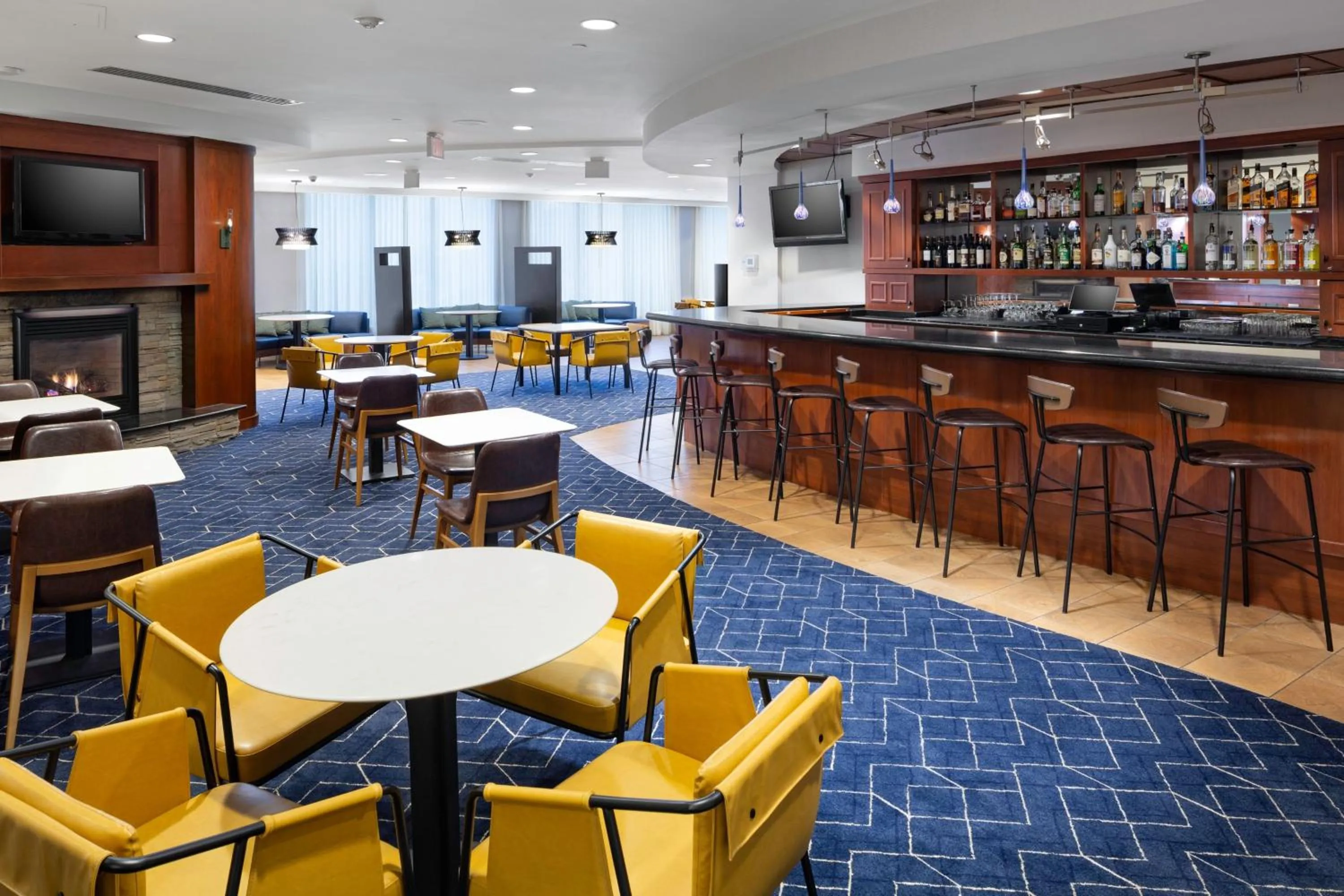 Lounge or bar in Courtyard Shelton