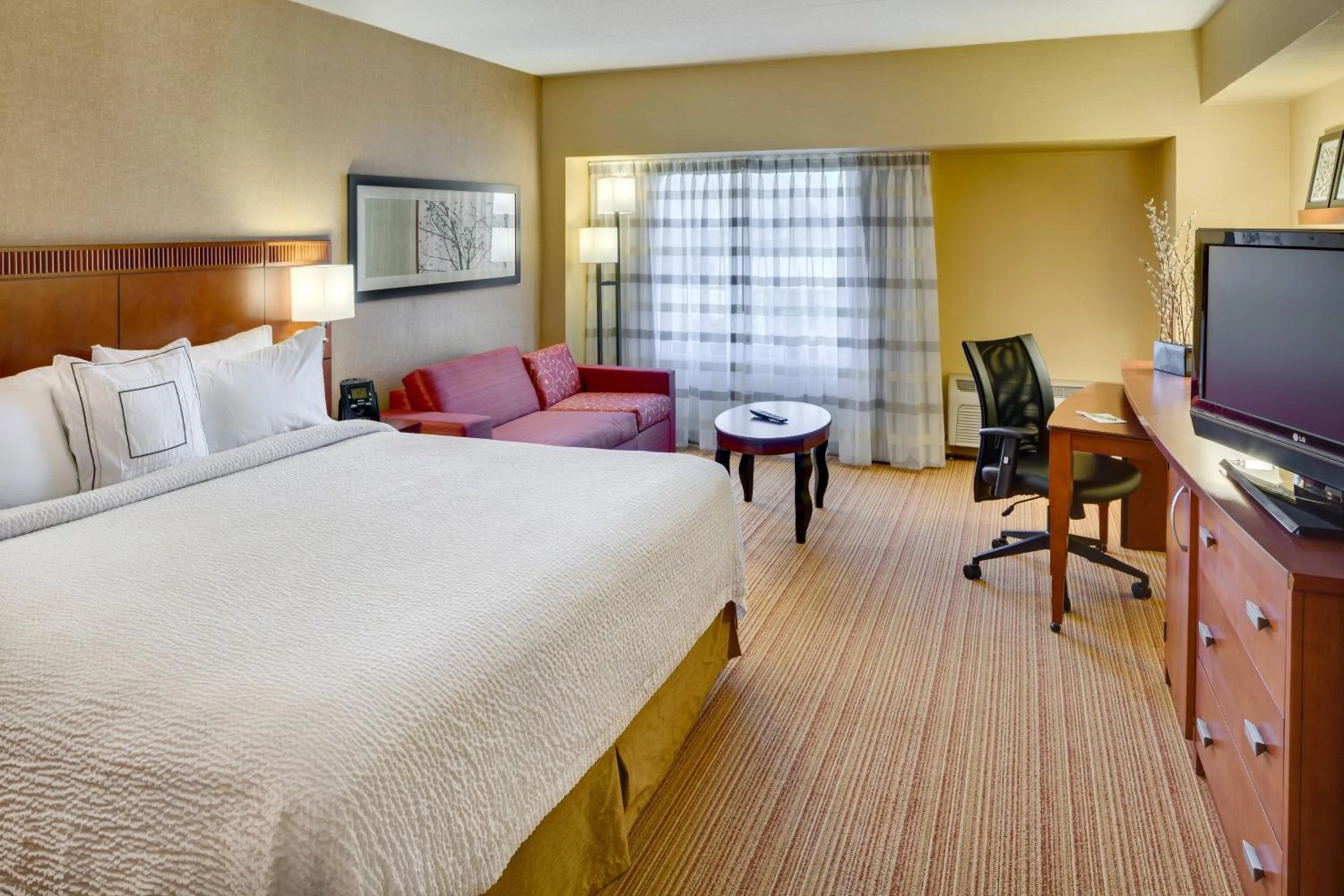 Photo of the whole room, Bed in Courtyard Shelton