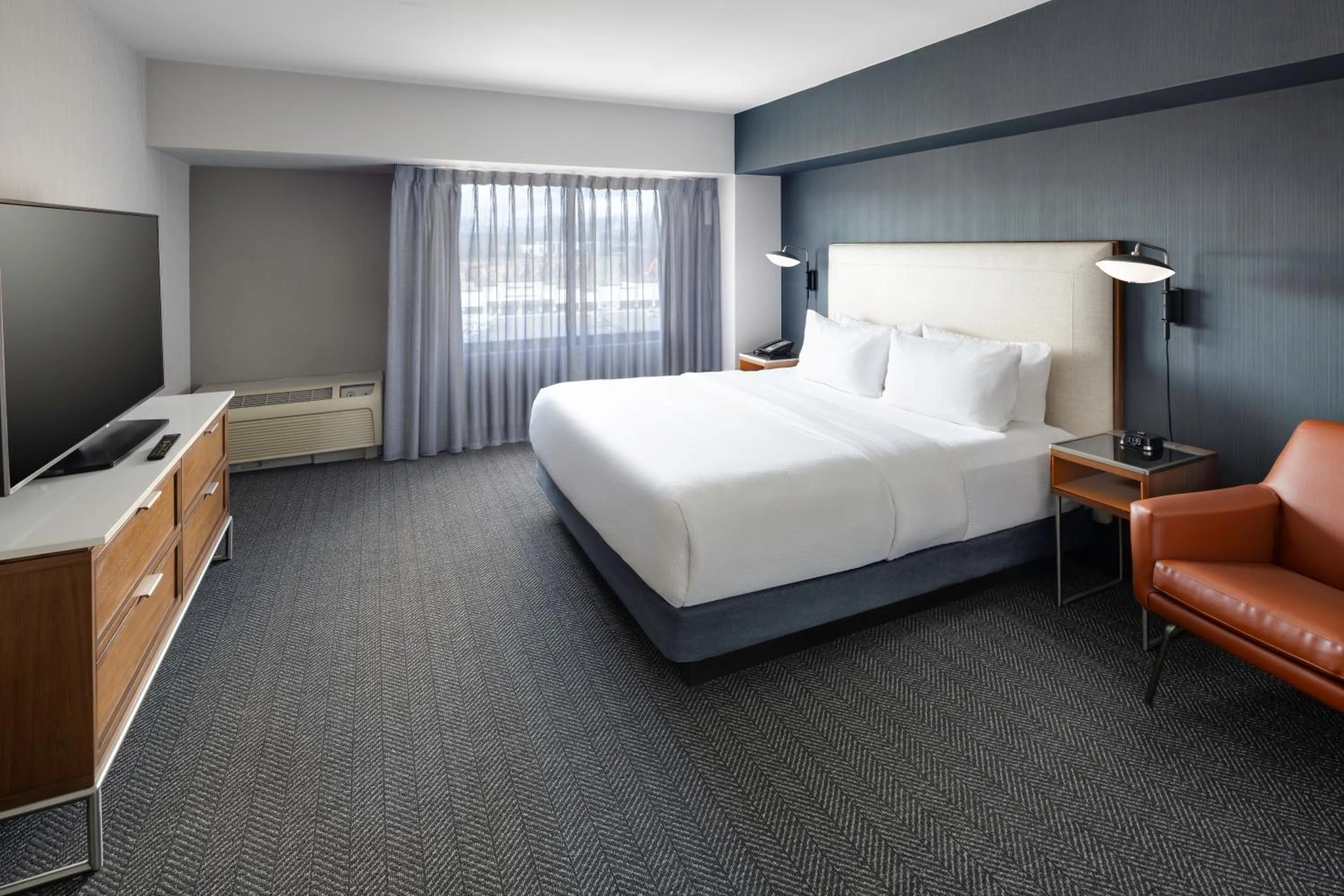 Bedroom, Bed in Courtyard Shelton