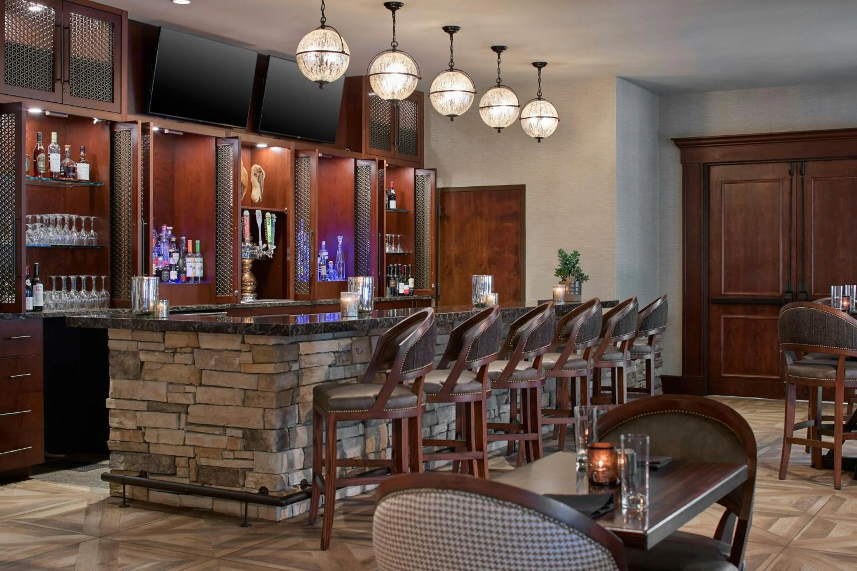 Lounge or bar in Renaissance Birmingham Ross Bridge Golf Resort & Spa