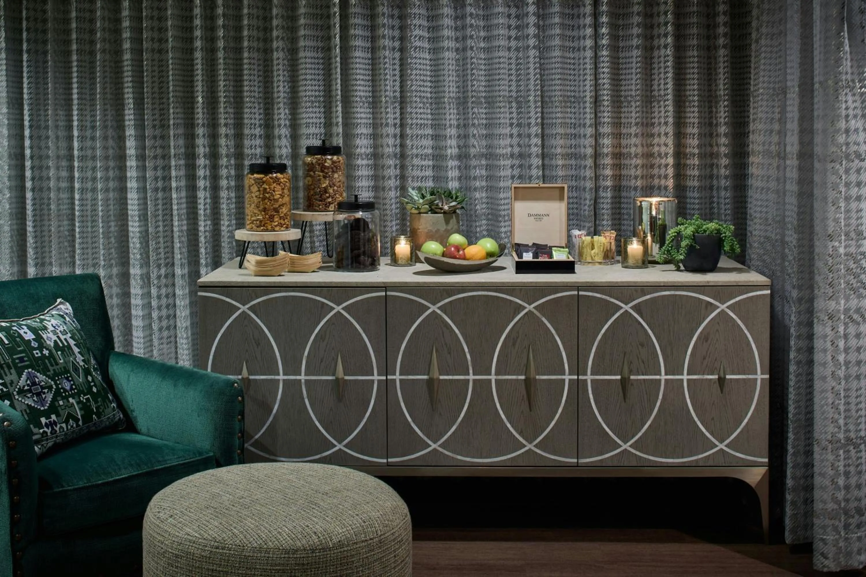 Lounge or bar in Renaissance Birmingham Ross Bridge Golf Resort & Spa