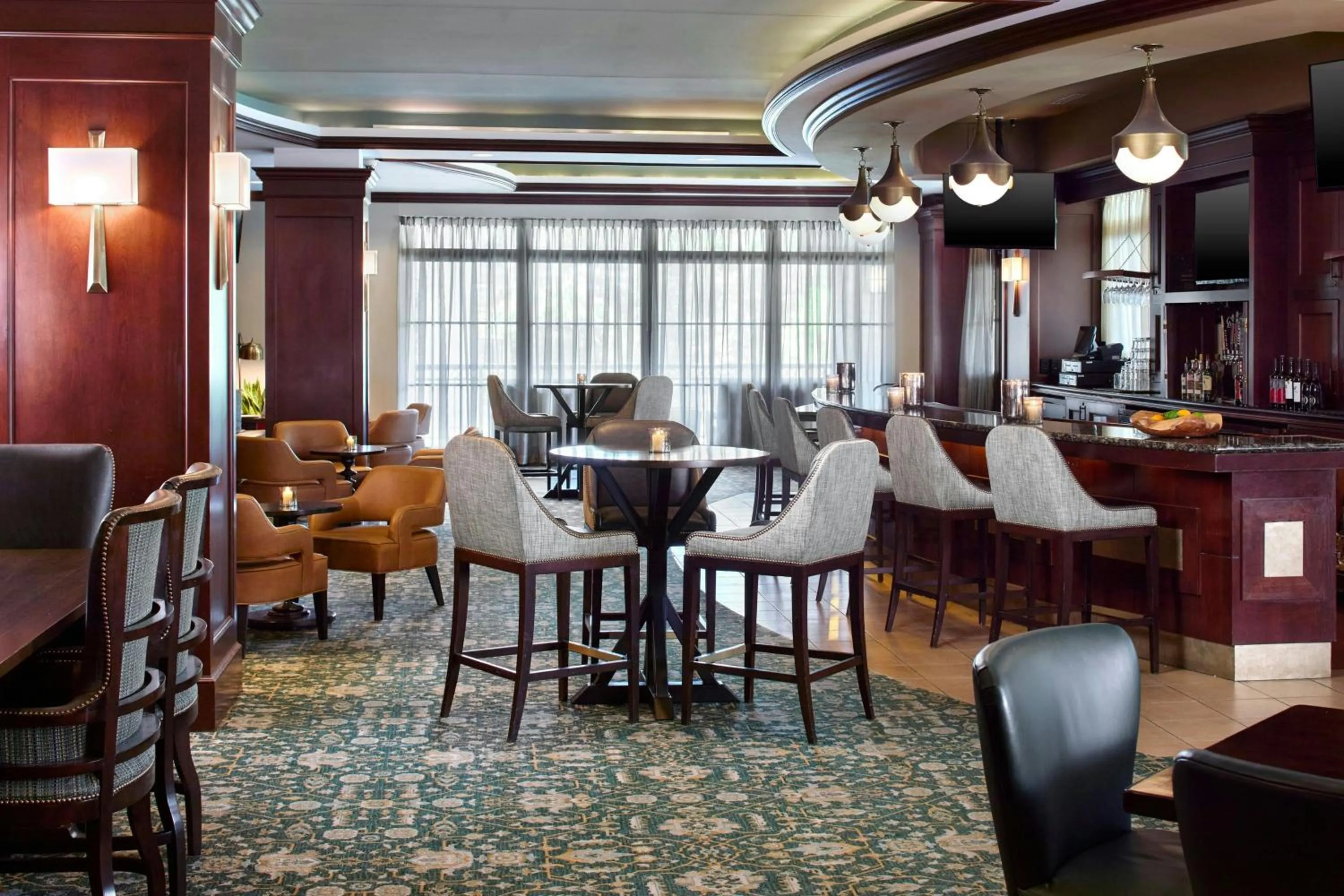 Lounge or bar in Renaissance Birmingham Ross Bridge Golf Resort & Spa