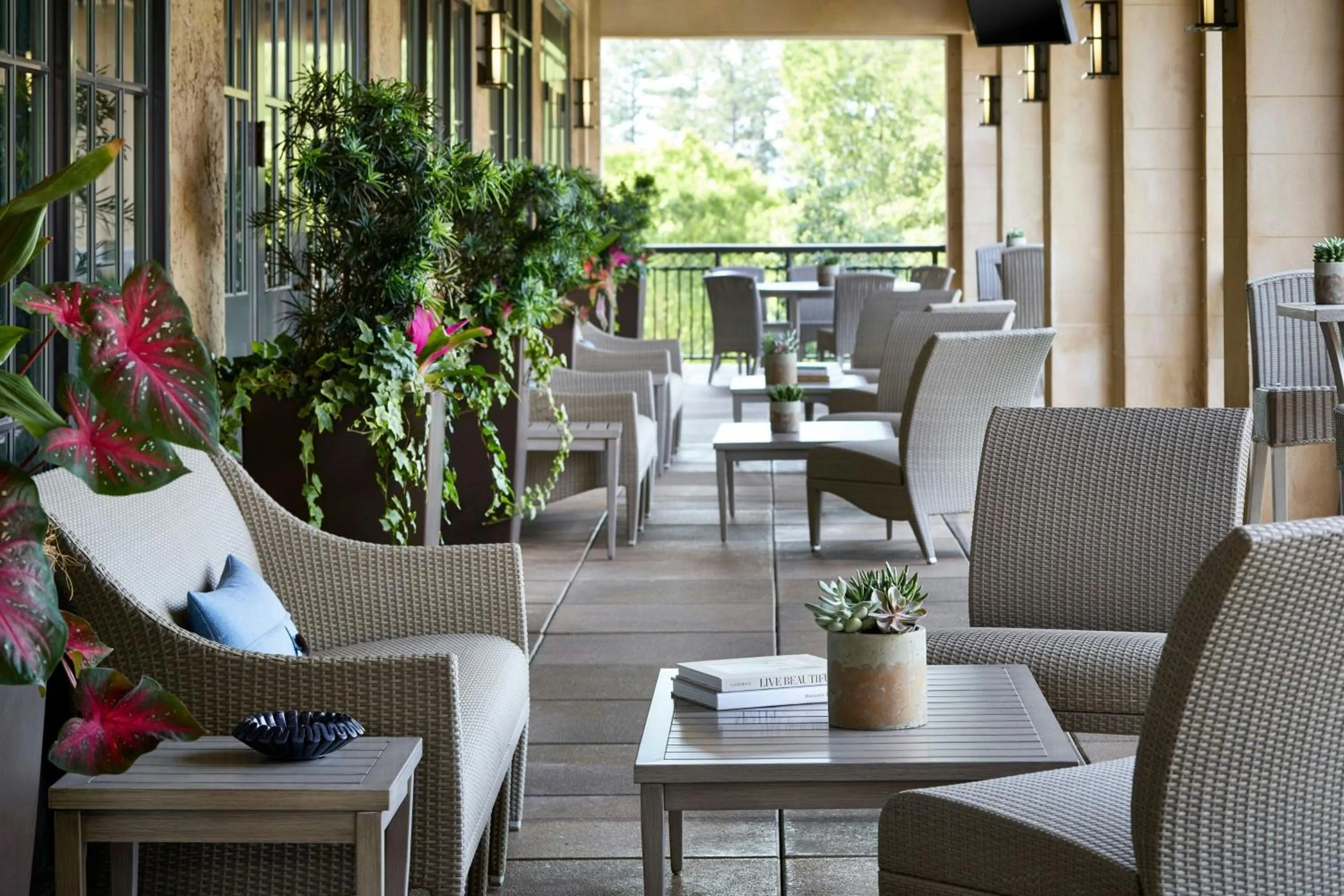 Lounge or bar in Renaissance Birmingham Ross Bridge Golf Resort & Spa