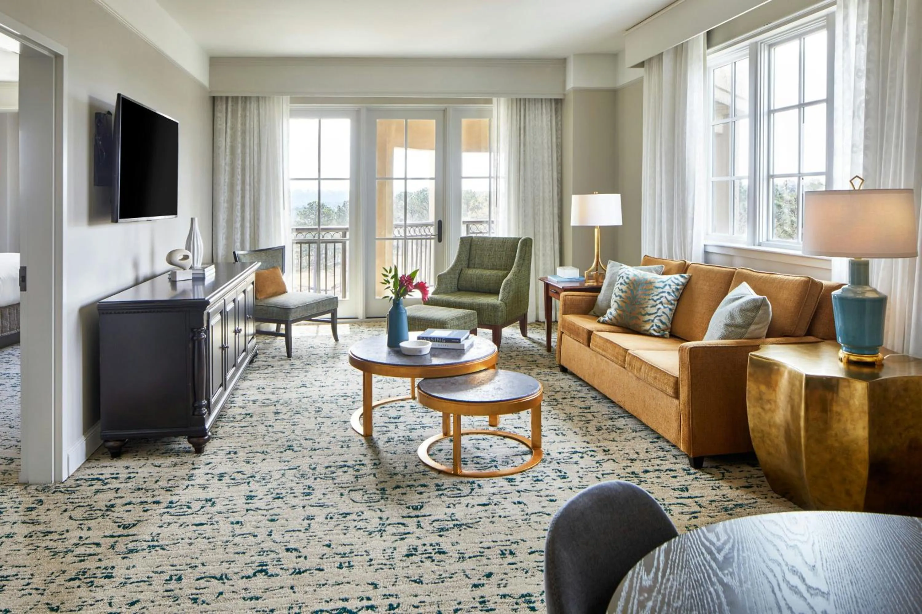 Living room in Renaissance Birmingham Ross Bridge Golf Resort & Spa