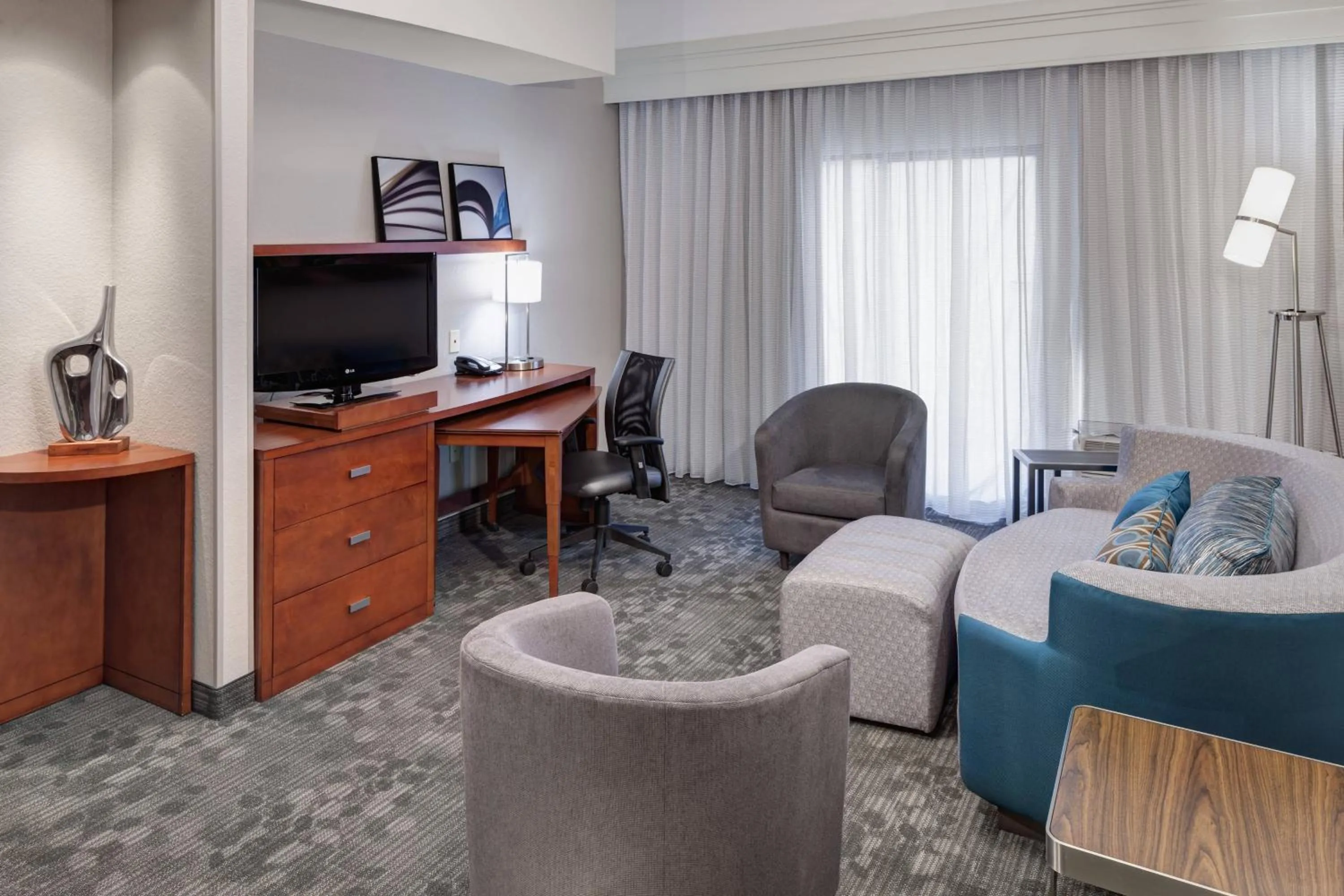 Living room in Courtyard by Marriott Birmingham Trussville