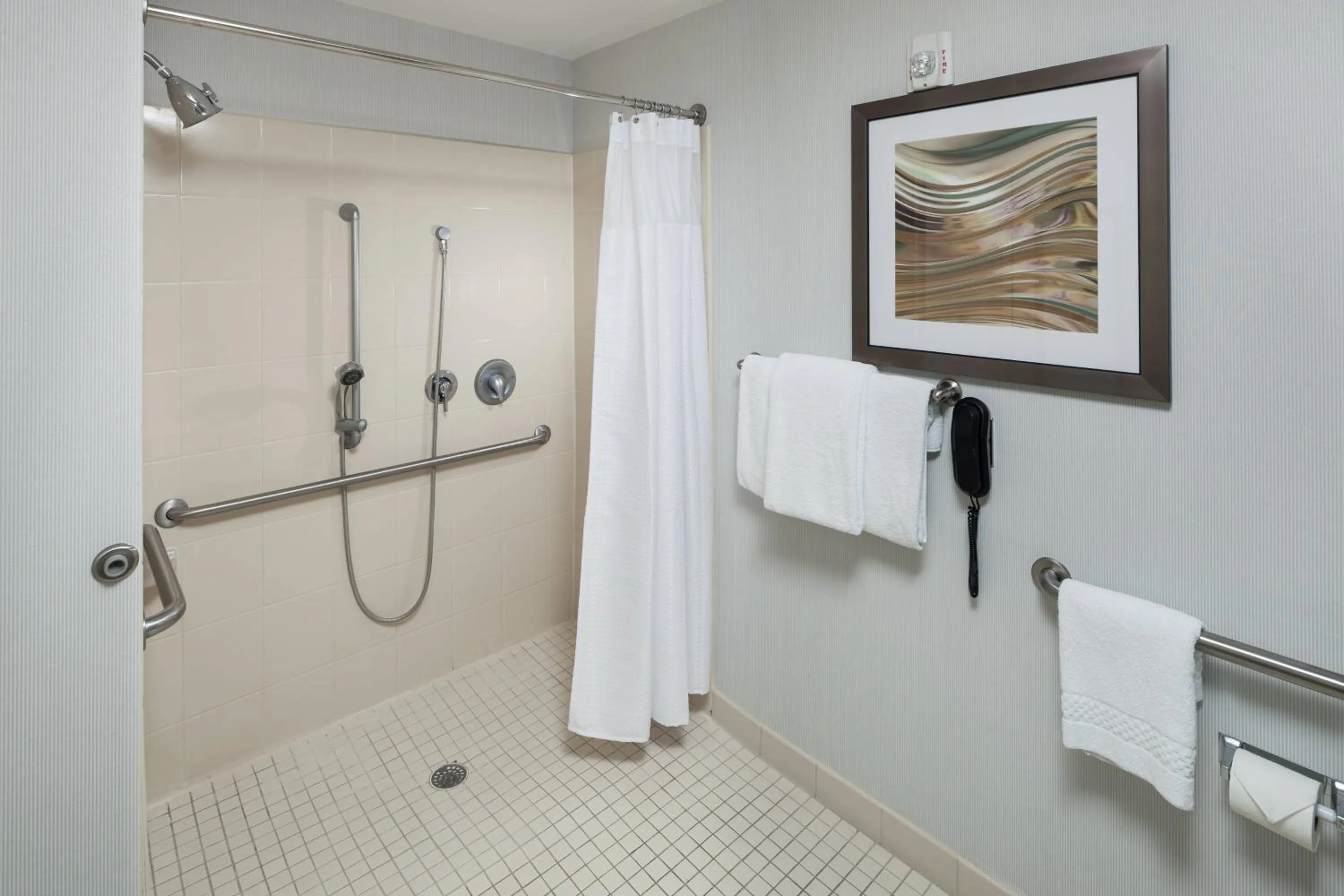 Bathroom in Courtyard by Marriott Birmingham Trussville