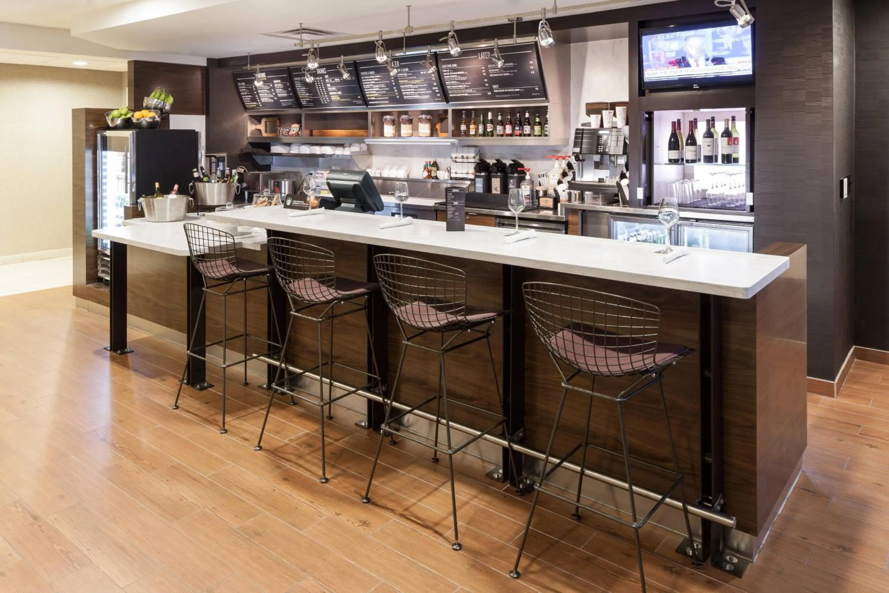 Lounge or bar in Courtyard by Marriott Birmingham Trussville