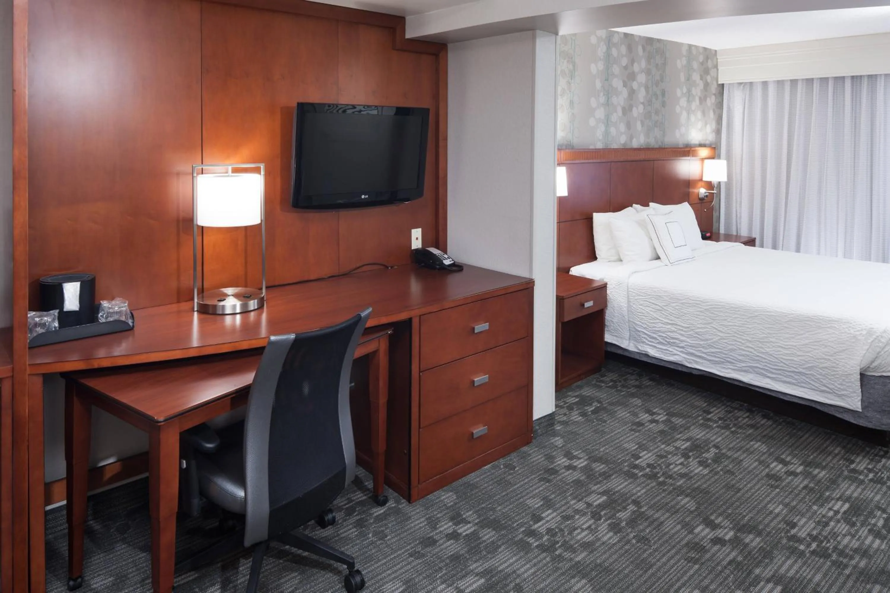 Photo of the whole room, Bed in Courtyard by Marriott Birmingham Trussville