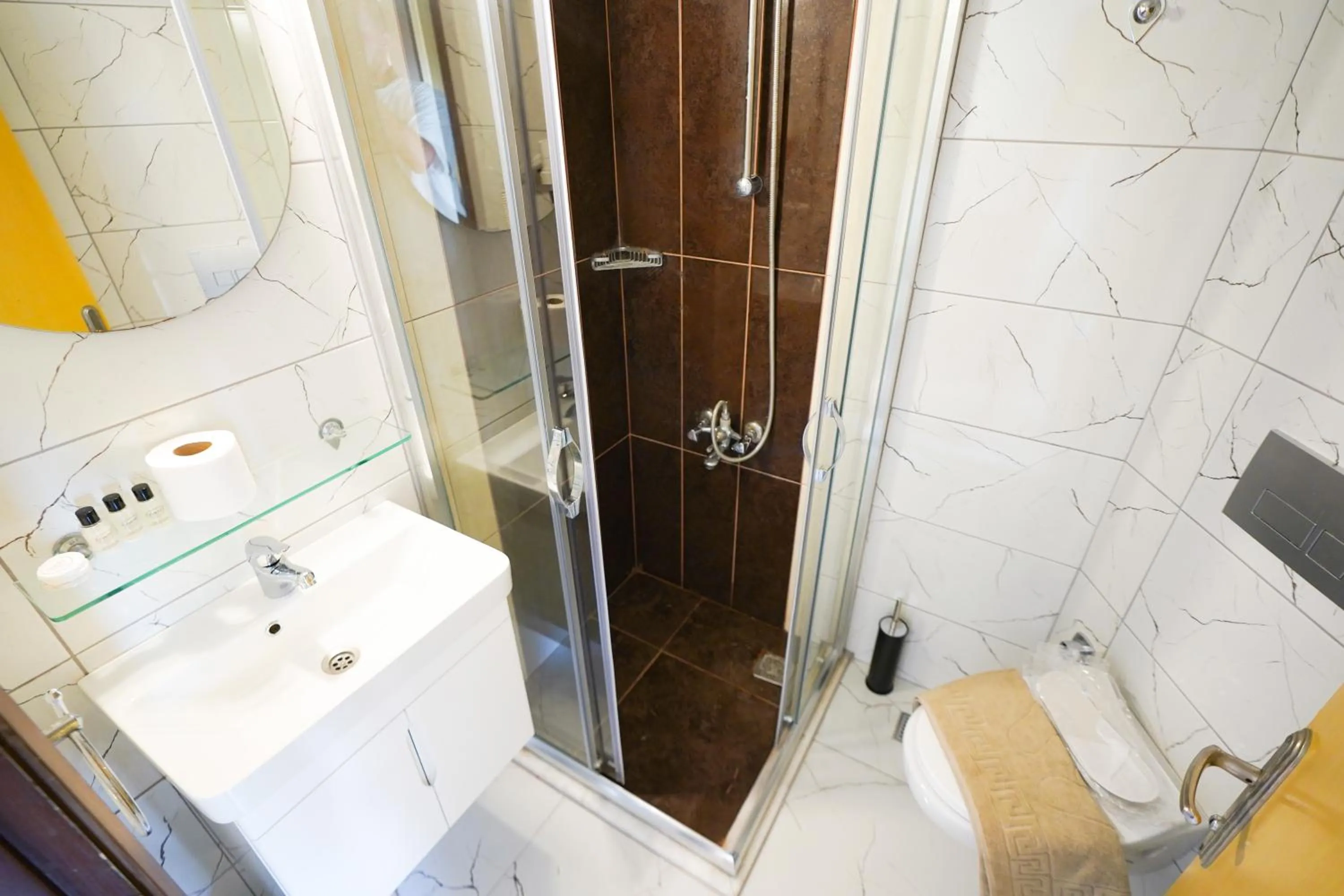 Bathroom in Wassermann Hotel