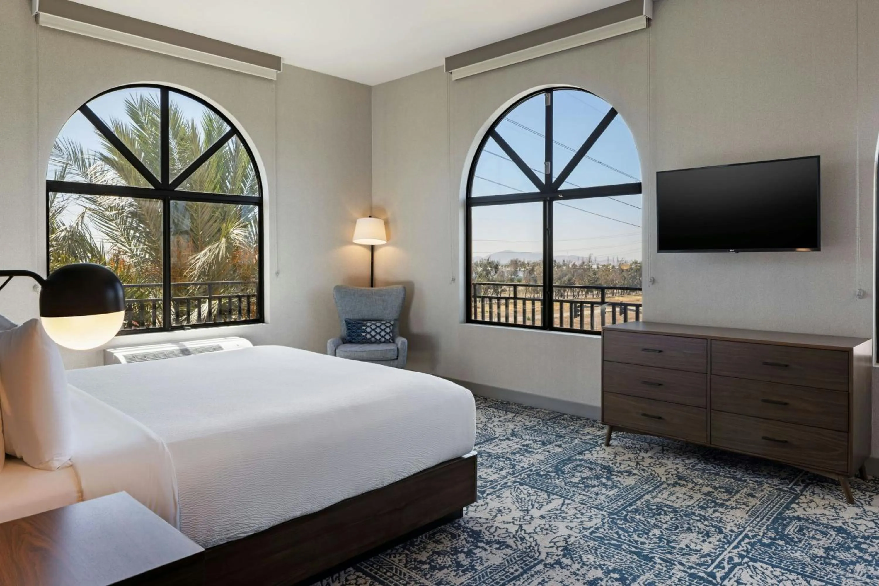 Photo of the whole room, Bed in Four Points by Sheraton, Ontario-Rancho Cucamonga