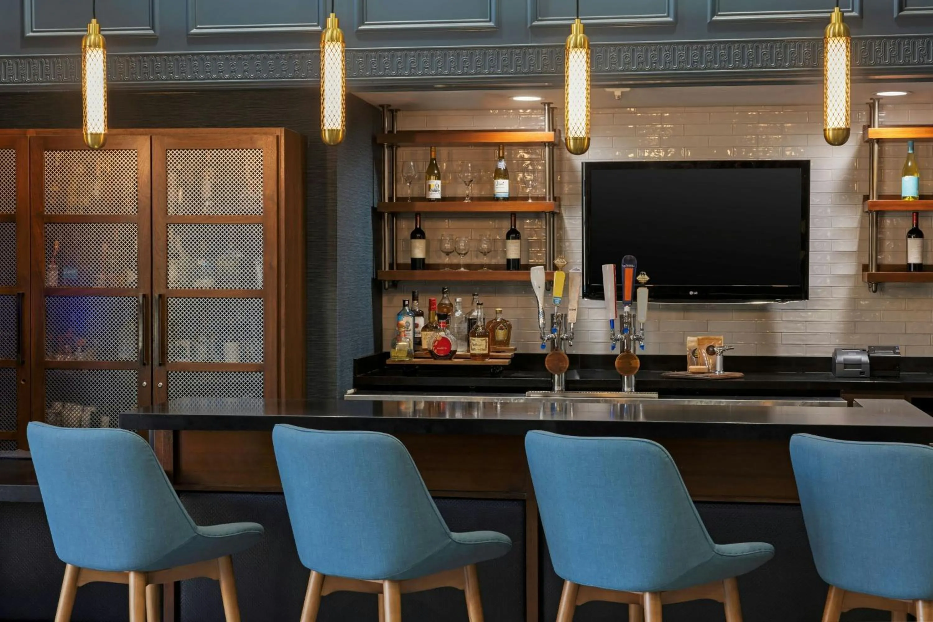 Lounge or bar in Four Points by Sheraton, Ontario-Rancho Cucamonga